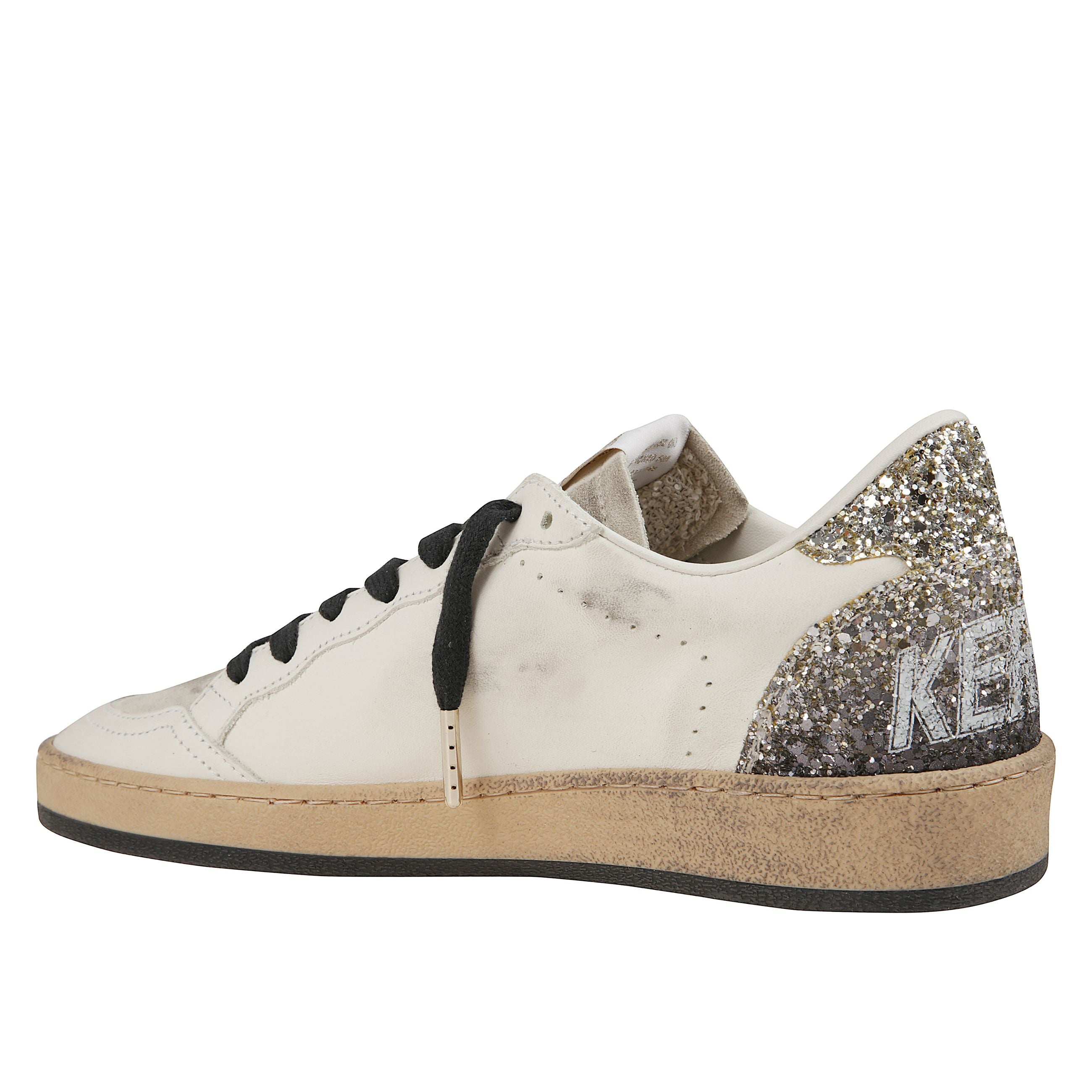 Sneaker in pelle con trattamento vintage. suola in gomma nera e lacci neri. stella in glitter argento sul lato. talloncino posteriore in glitter argento con scritta sneaker a contrasto. linguetta in suede e puntale con cappuccio in metallo.