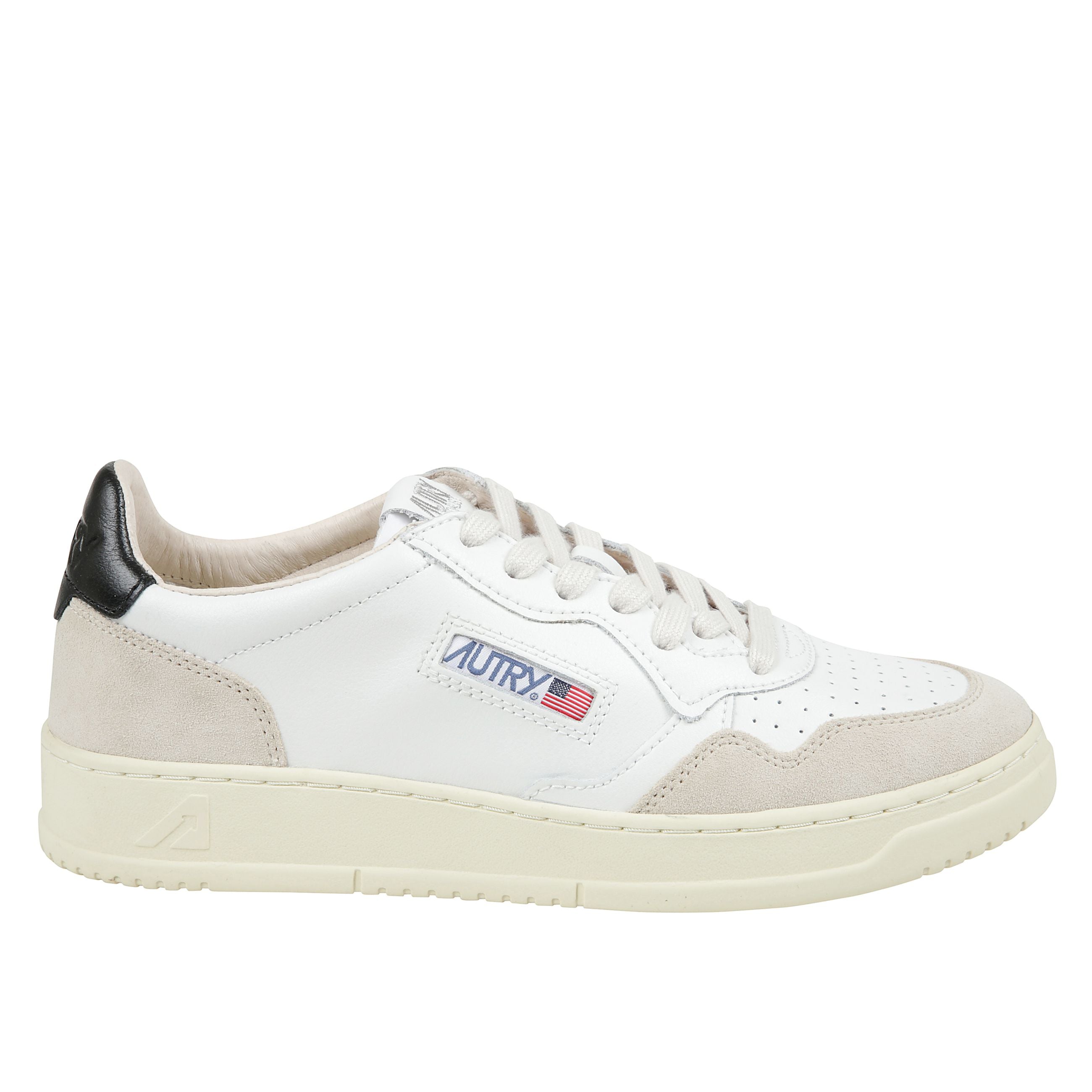 Sneakers con tomaia in pelle con inserti in camoscio e linguetta in tessuto con imbottitura in schiuma e label cucita in tono