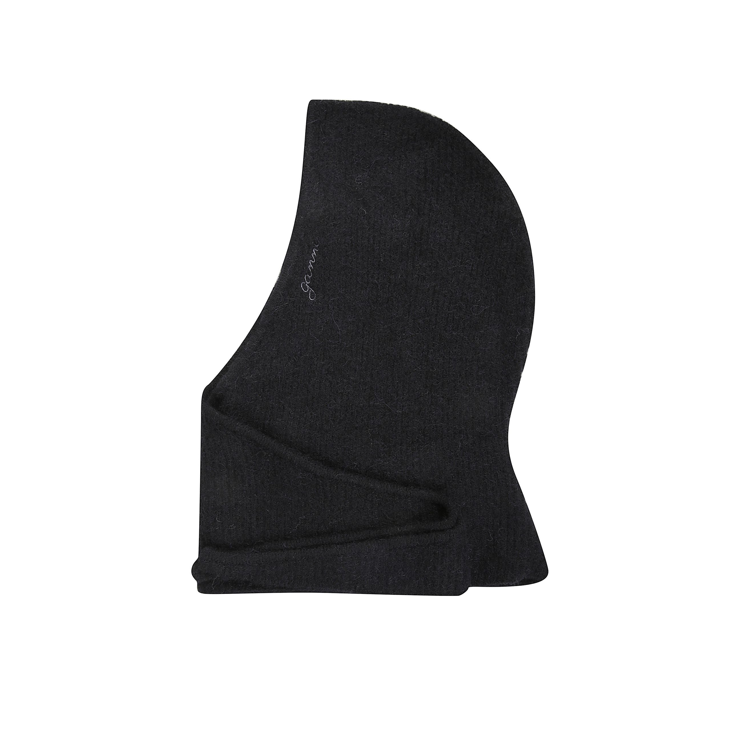 Balaclava con corona rotonda e lavorazione a coste sottili verticali. chiusura a nodo con estensione a sciarpa. firma ganni ricamata su bordino laterale del cappuccio.