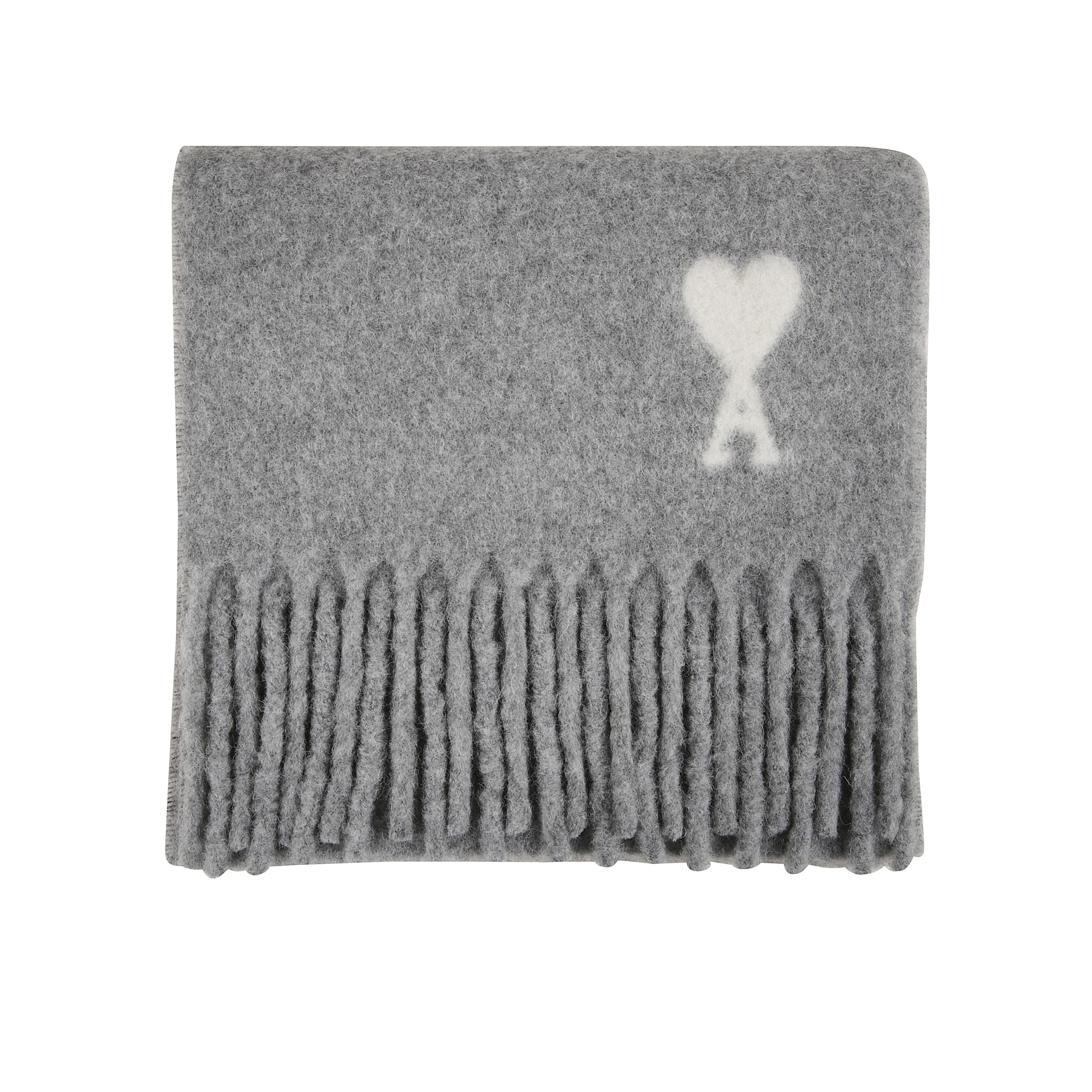 Sciarpa in misto alpaca. bordi con frangine e dettaglio con logo ami paris sul fronte.