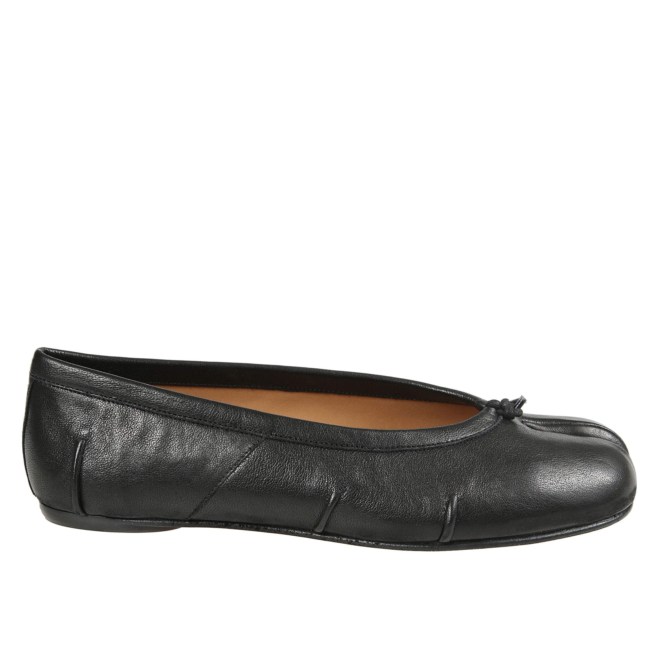 Ballerine maison margiela tabi nere in pelle marrone, caratterizzate dal design iconico con punta divisa (tabi). suola e sottopiede in pelle. modello slip-on, comodo e raffinato.