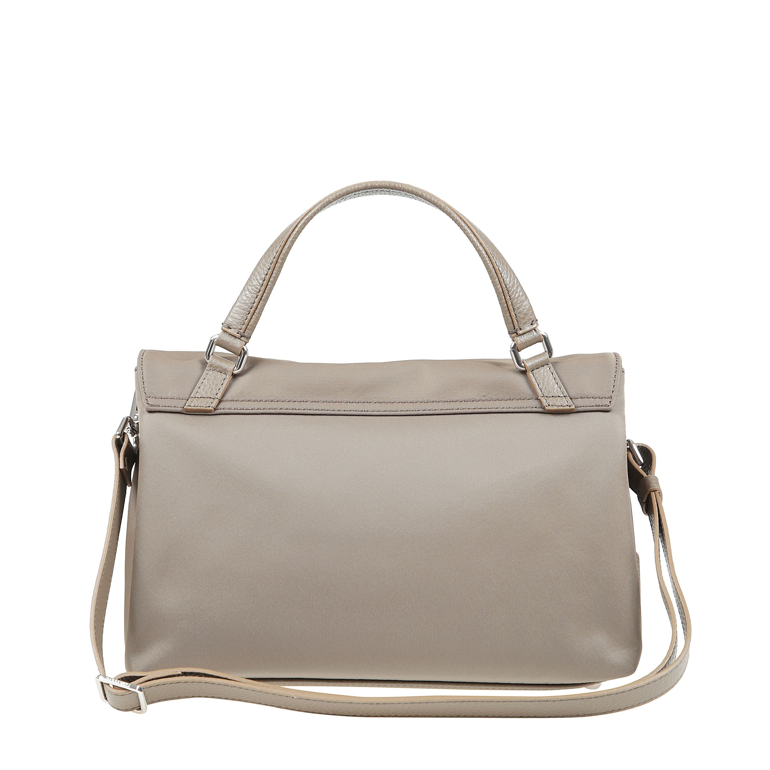 Borsa a mano in nylon con dettagli hardware in argento, un manico superiore e una tracolla rimovibile in pelle, una chiusura turn-lock, un doppio scomparto interno in contrasto colore e una tasca laterale con zip.