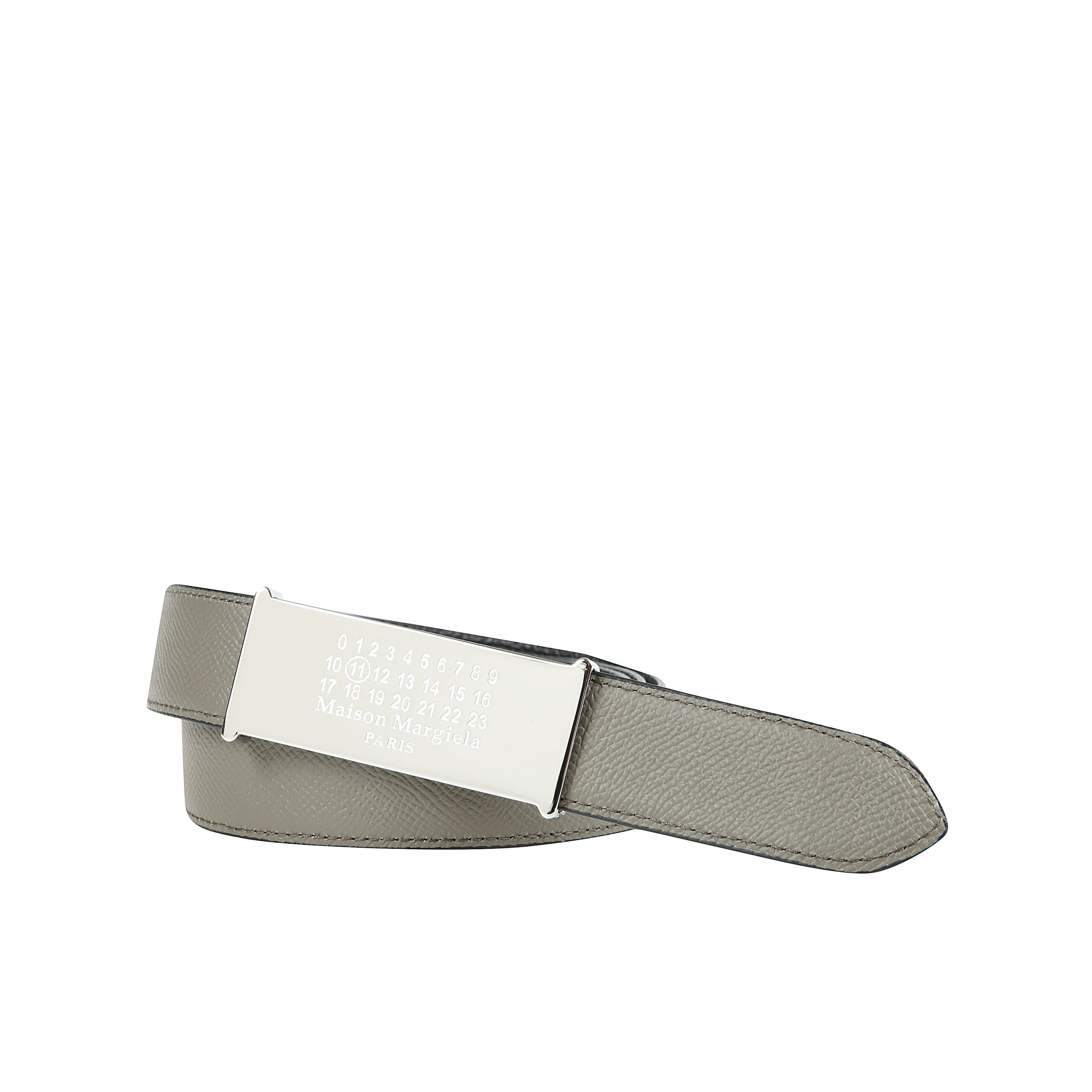 Cintura marrone in pelle di vitello reversibile con stampa logo sul davanti, dettagli traforati e design regolabile.