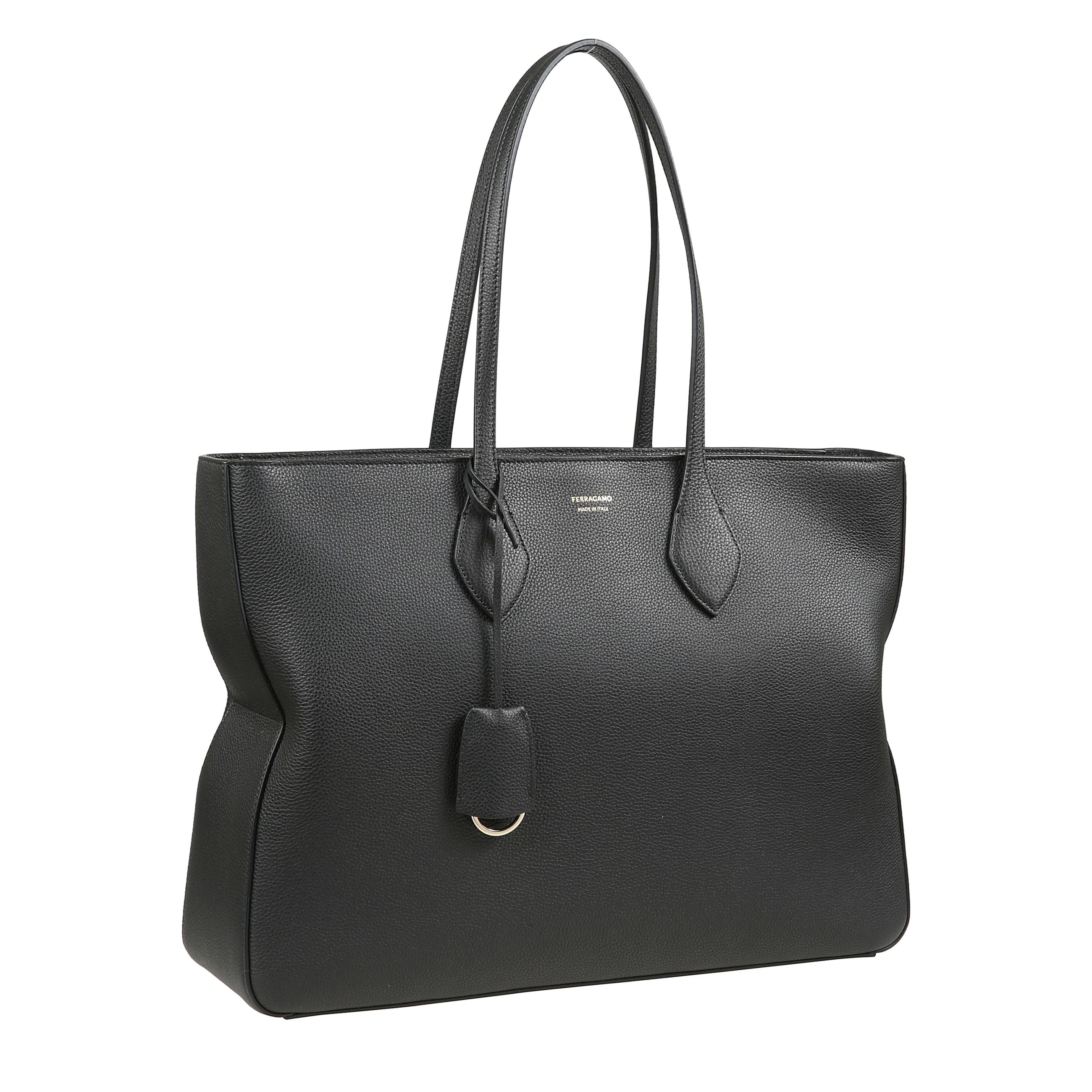 Tote bag (l) realizzata in vitello martellato con manici ricoperti in pelle, targhetta dorata e charm portachiavi con tracolla rimovibile e regolabile.  presenta piedini metallici con nervature per proteggere il fondo