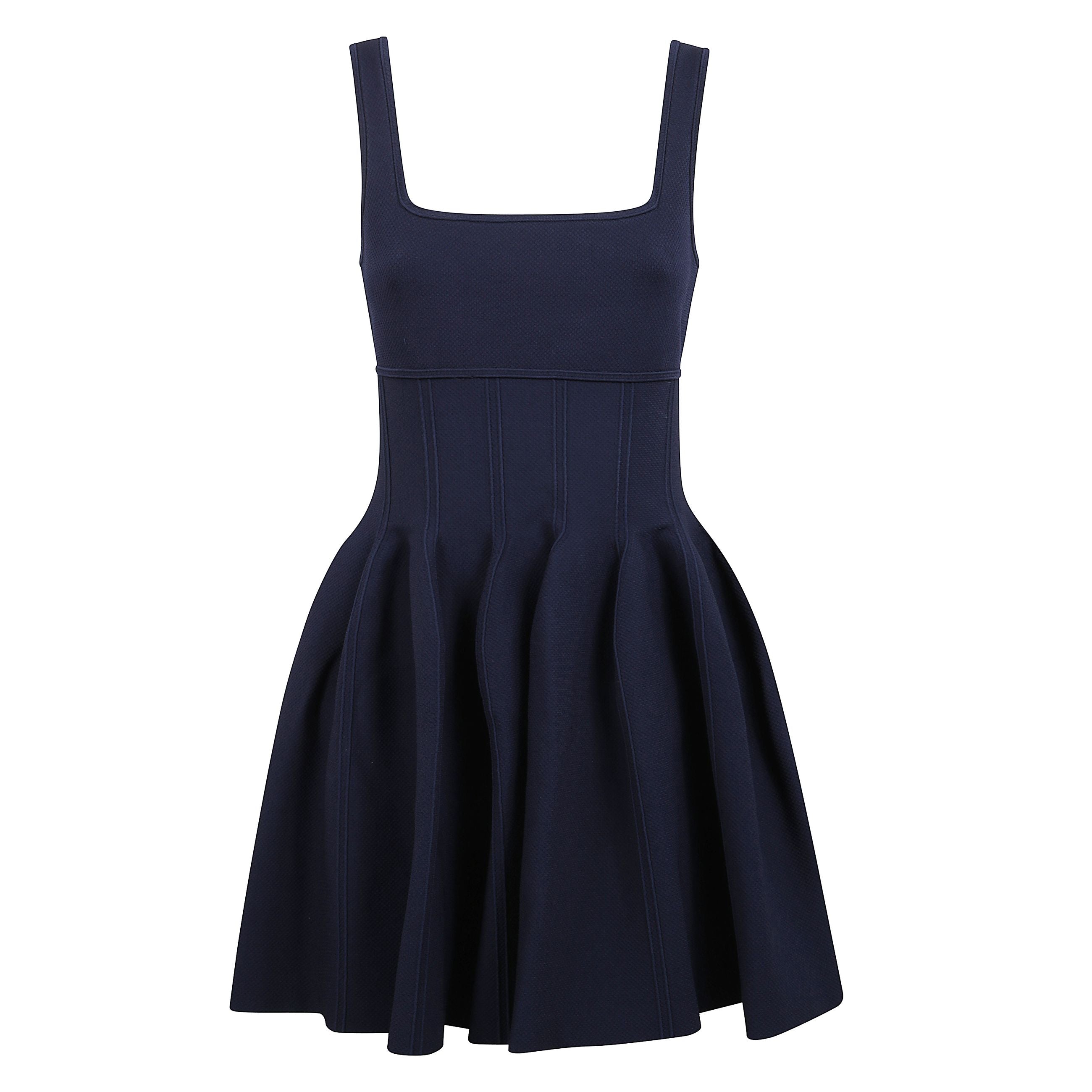 Abito elektra con design lavorato a maglia, dettaglio con cuciture, scollo quadrato, spalline e gonna svasata.