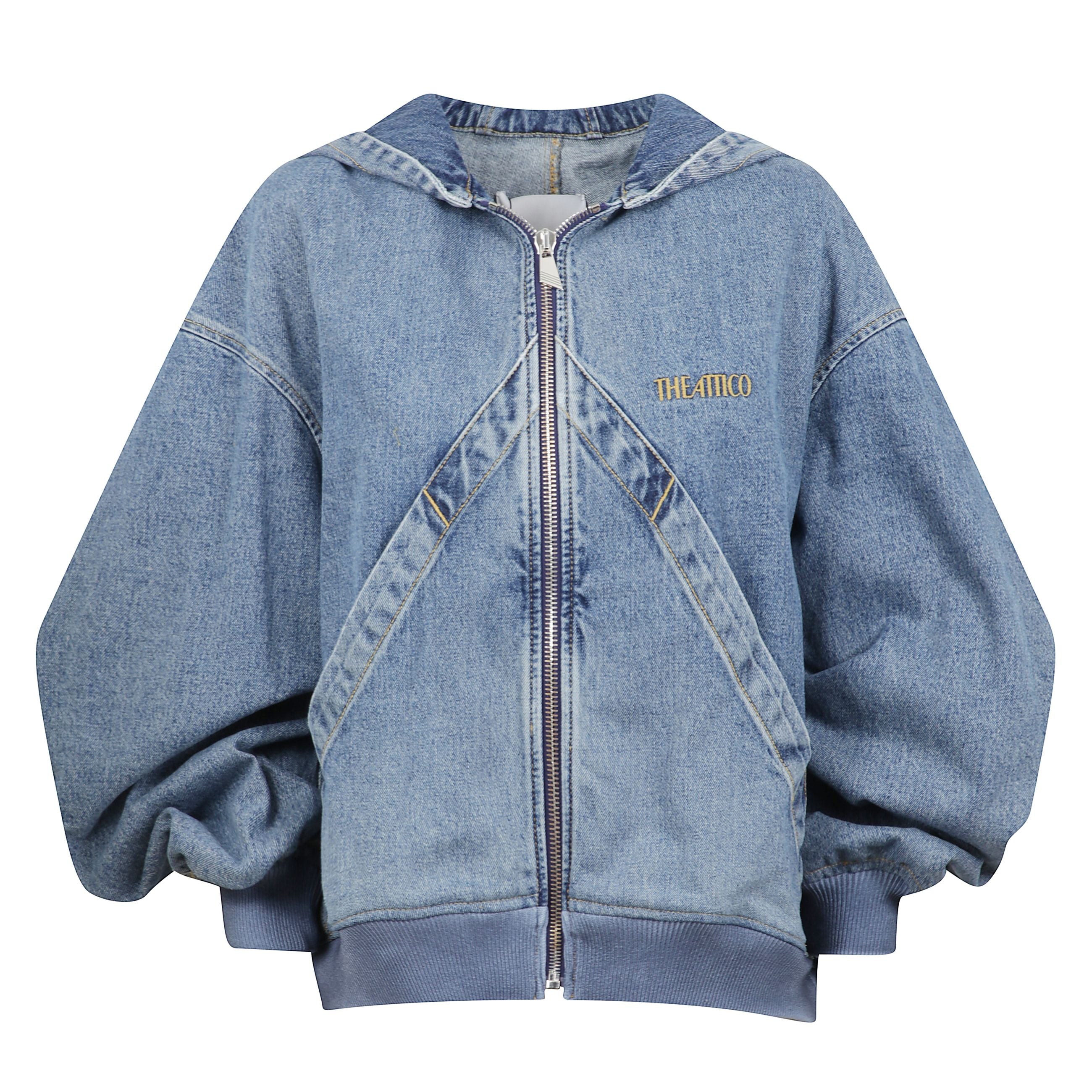 Bomber in denim con cappuccio. chiusura frontale con zip centrale. maniche a palloncino. orli e polsini a costine. sul petto, logo ricamato del brand the attico.