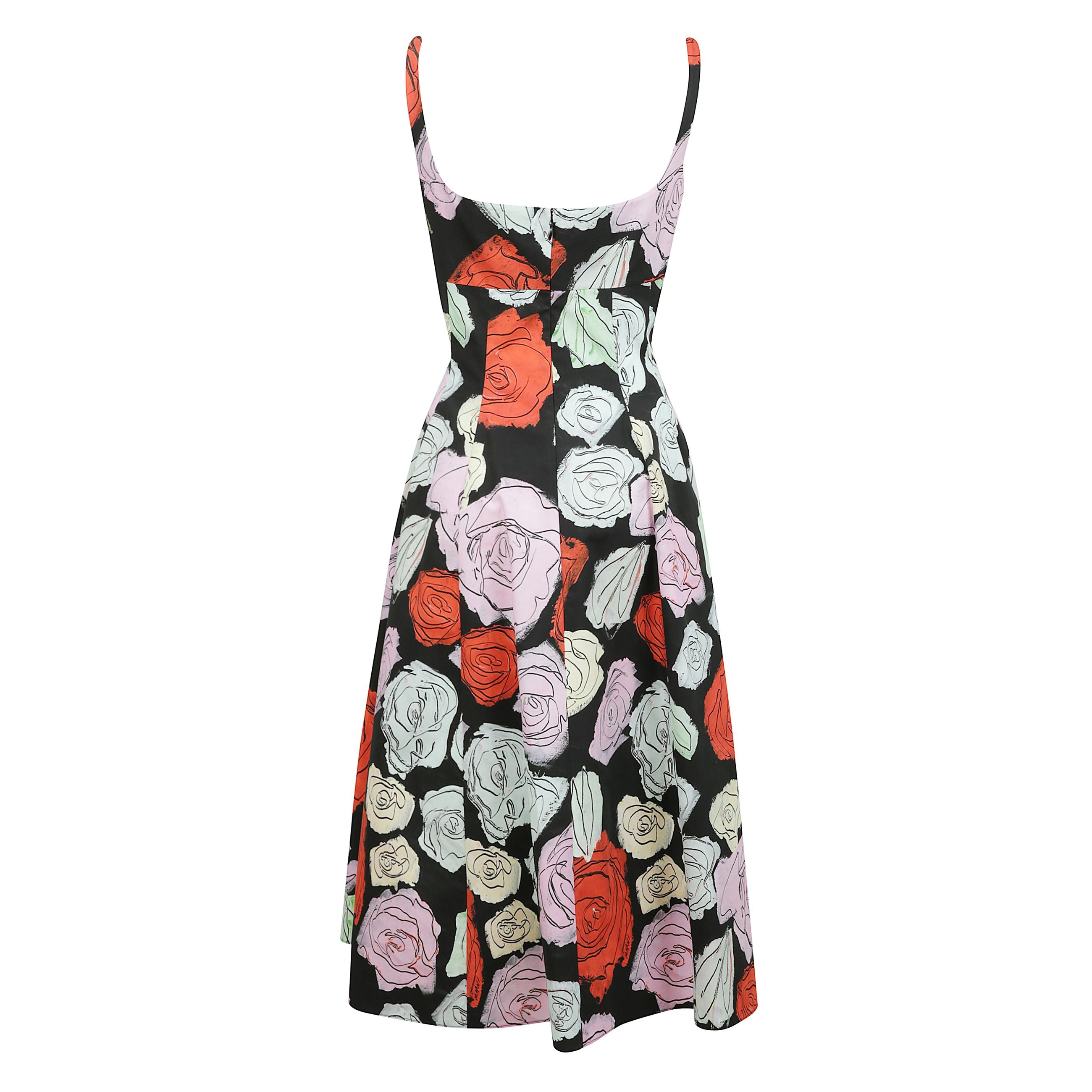 Abito svasato a fiori con base nera, scollo quadrato e spalline regolabili con chiusura posteriore con zip nascosta