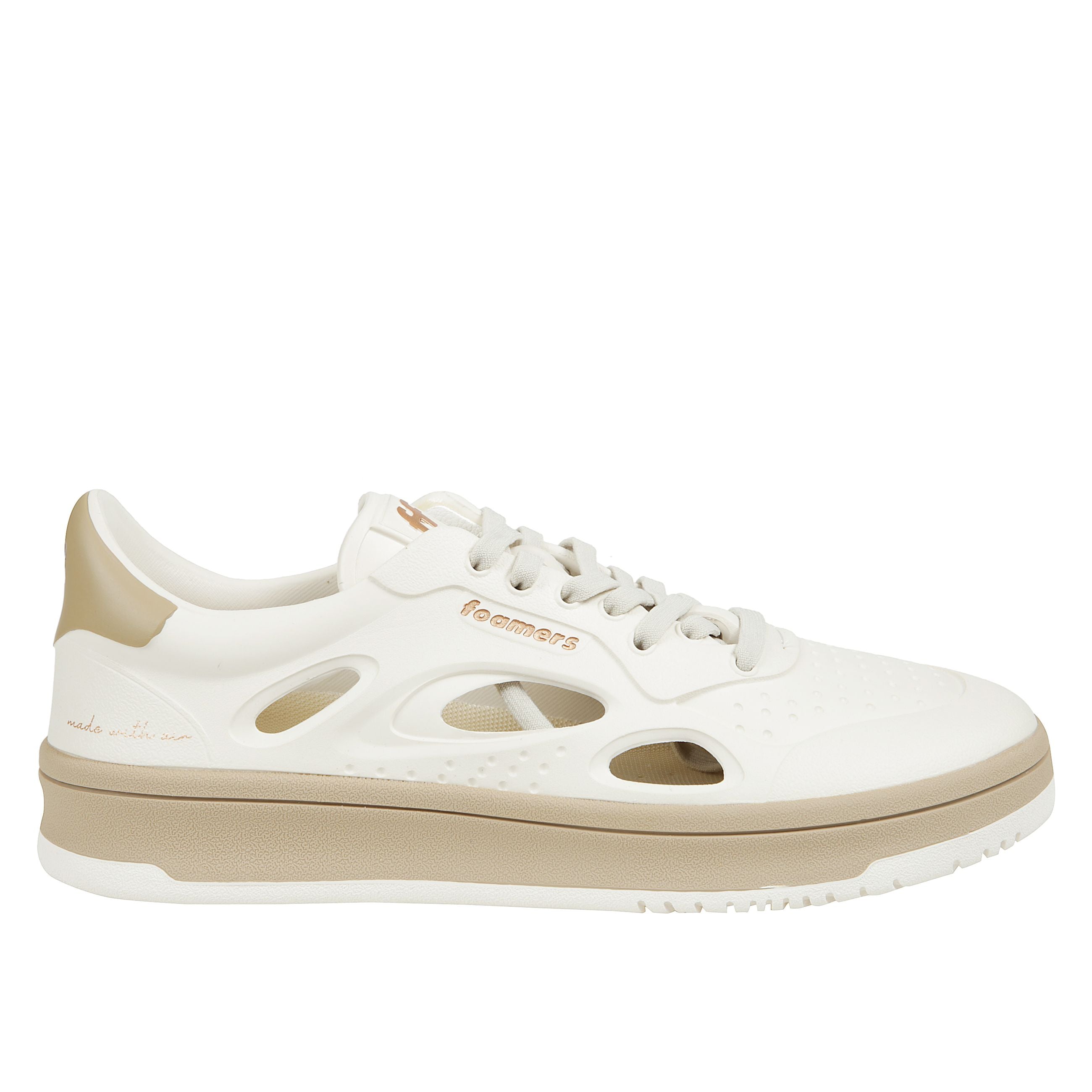 Sneakers foamers presentano la tomaia in pelle, la suola in gomma e il logo del brand sulla linguetta, sulla parte laterale e sul tallone, caratterizzate da un design innovativo con fori o aperture sui lati