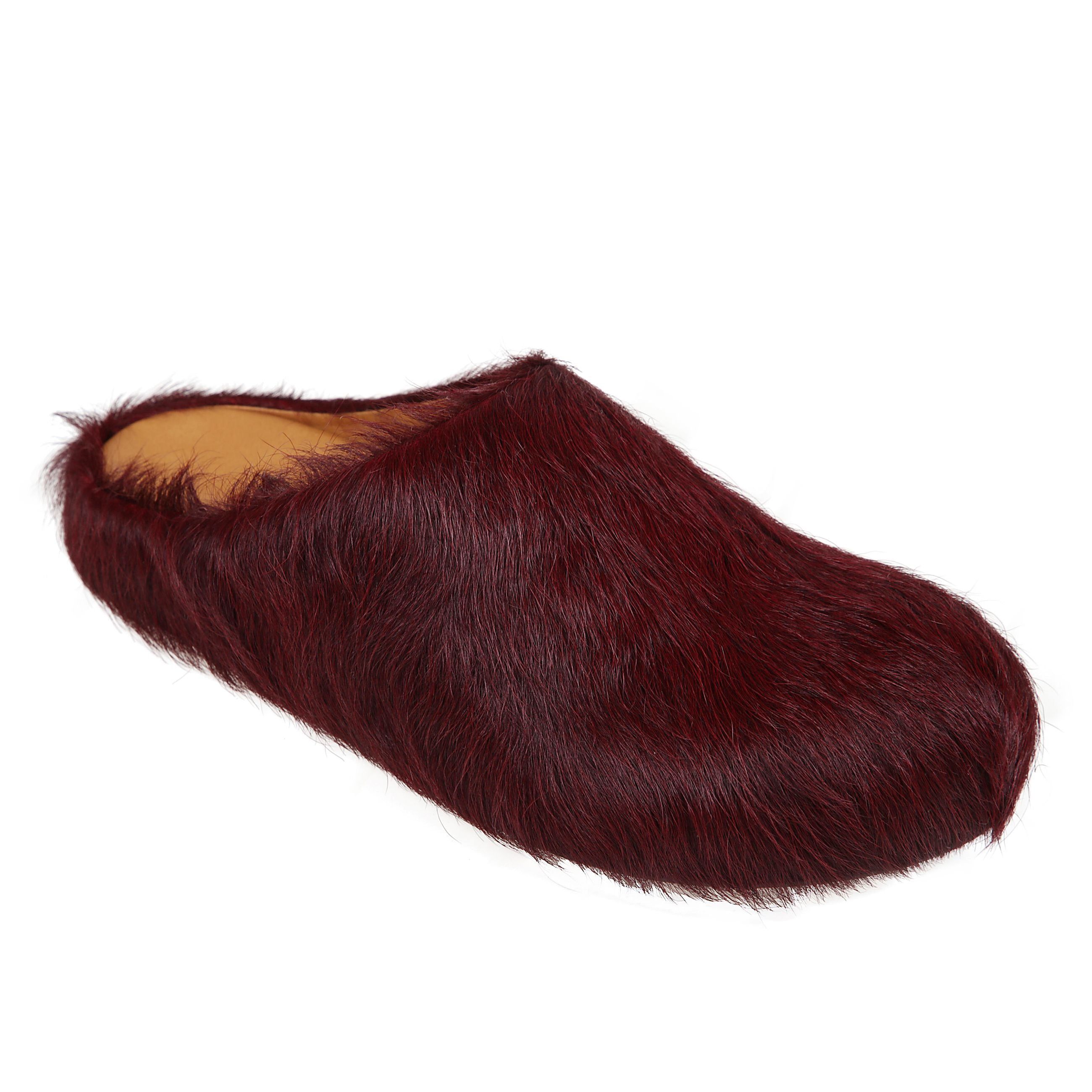 Scarpa slip-on in pelo di vitello colorato con interno in pelle liscia. soletta con logo impresso e suola in gomma rigata.