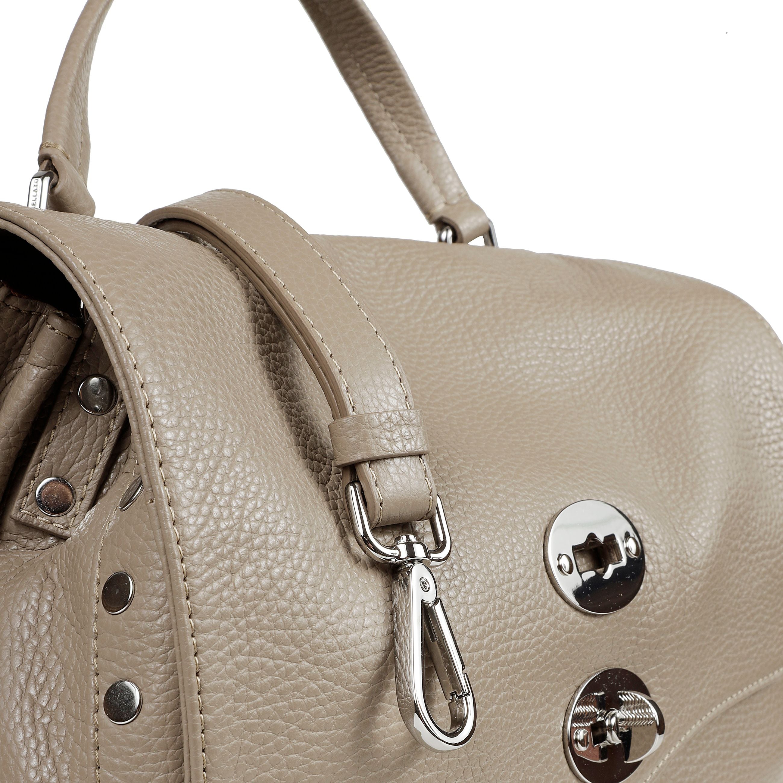 Borsa a mano in pelle con tracolla lavorata artigianalmente in pelle martellata, la borsetta Ã¨ dotata di tracolla regolabile in pelle che permette di portarla anche a spalla. il modello Ã¨ foderato internamente e completato da una comoda tasca interna.