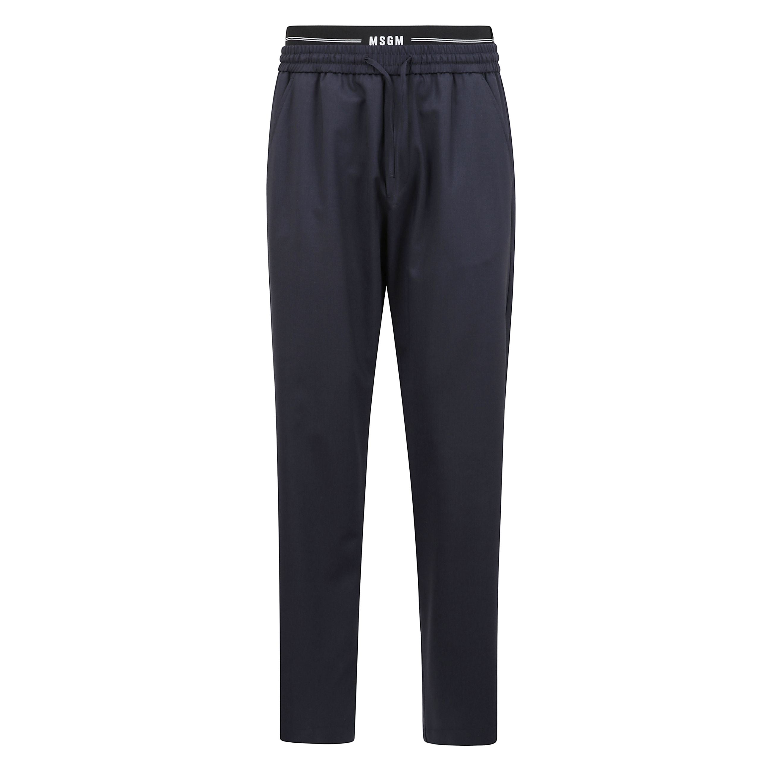 Pantalone a gamba ampia con elastico in vita con cordoncino e due tasche laterali a taglio.