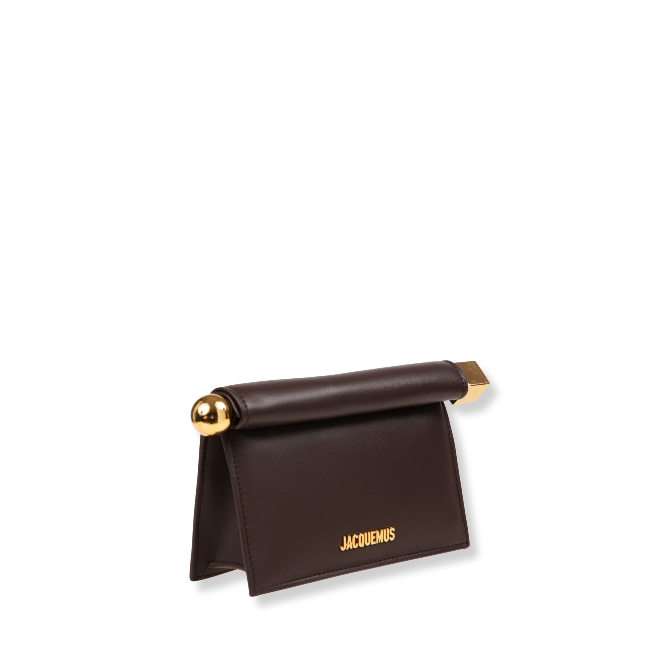 La petite pochette rond c jacquemus. struttura in pelle liscia, con chiusura con patta frontale. tracolla sottile singola. retro con tasca applicata. una sfera e un cubo in metallo dorato come dettagli decorativi ai lati.