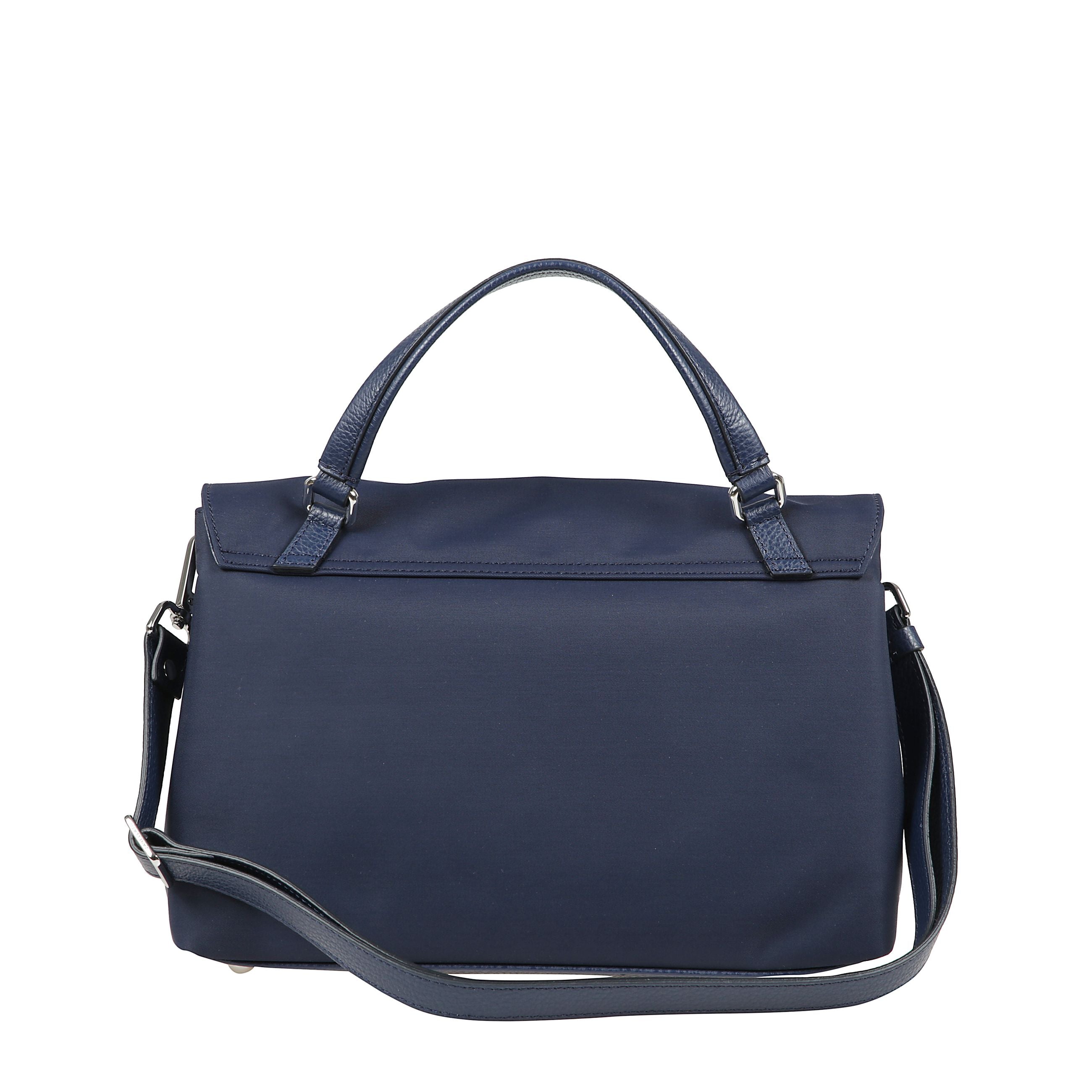 Borsa a mano in nylon con dettagli hardware in argento, un manico superiore e una tracolla rimovibile in pelle, una chiusura turn-lock, un doppio scomparto interno in contrasto colore e una tasca laterale con zip.