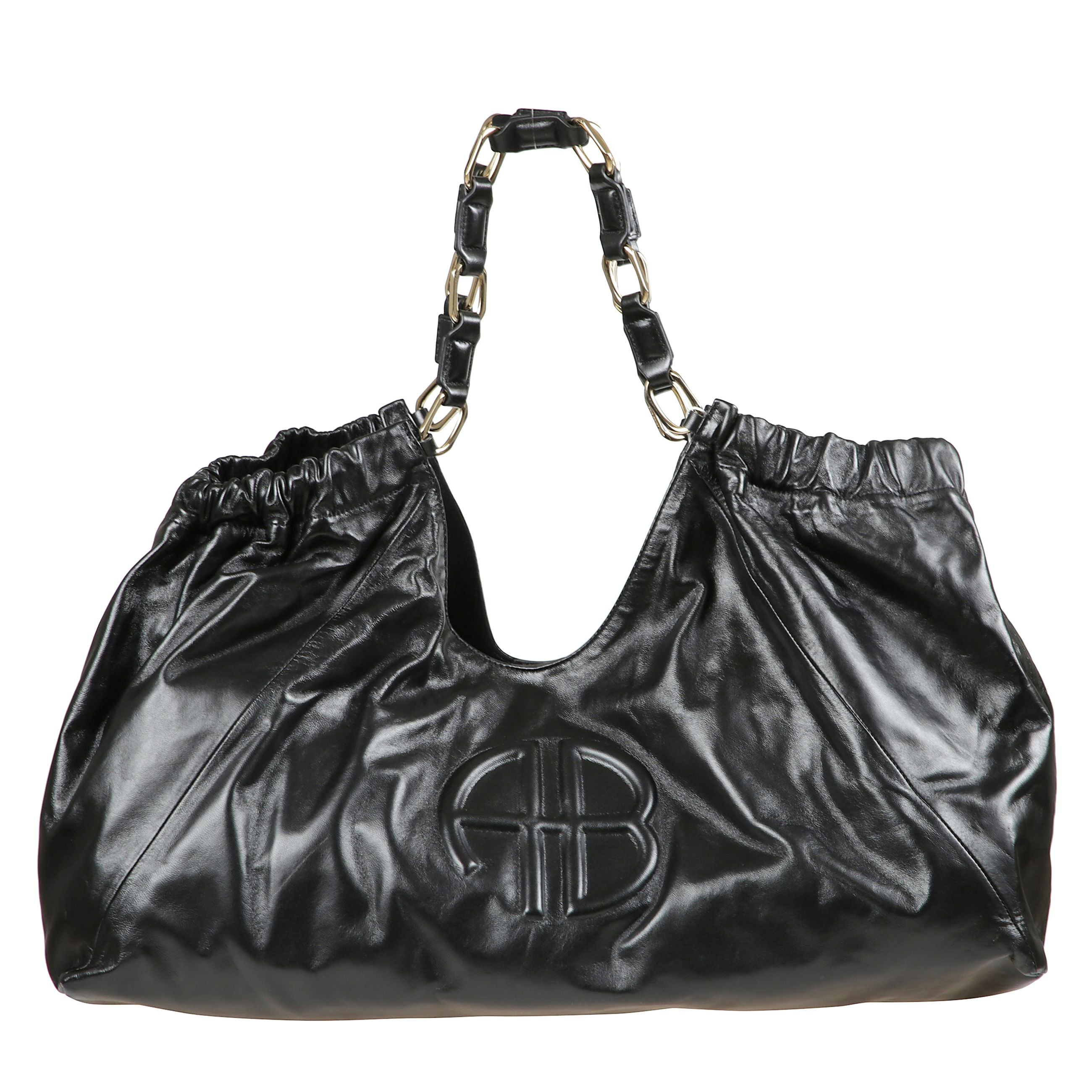 Il kate tote Ã¨ realizzato in nappa, sottile e leggermente pieghettata. questa iconica borsa presenta cinghie fatte di collegamenti interbloccati firma in hardware tono oro. la sua costruzione oversize, carryall dispone di una chiusura magnetica a scatto 