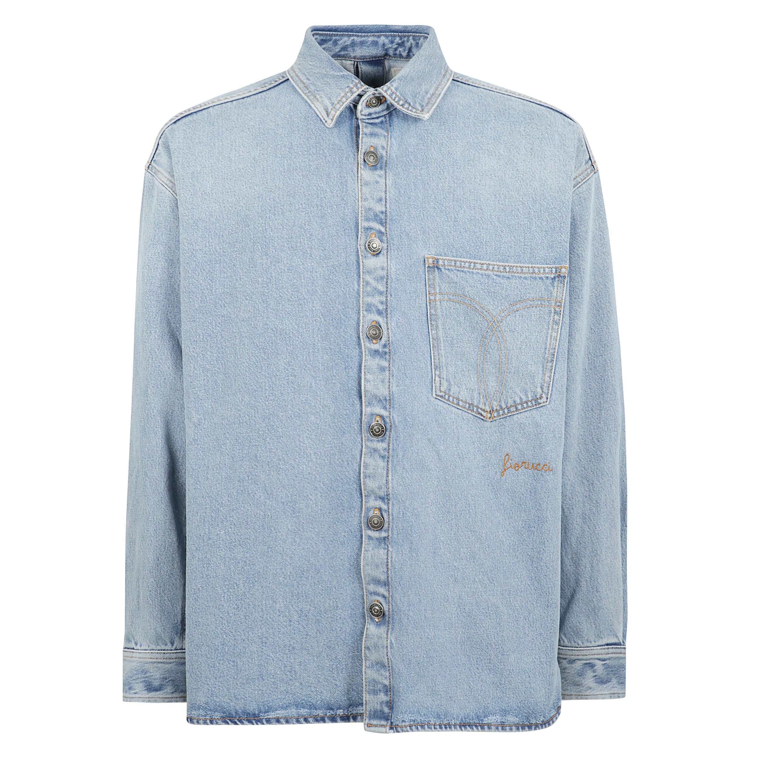 Camicia in denim ricamata in un lavaggio azzurro chiaro, con logo fiorucci ricamato sul davanti e abbottonatura fronte retro