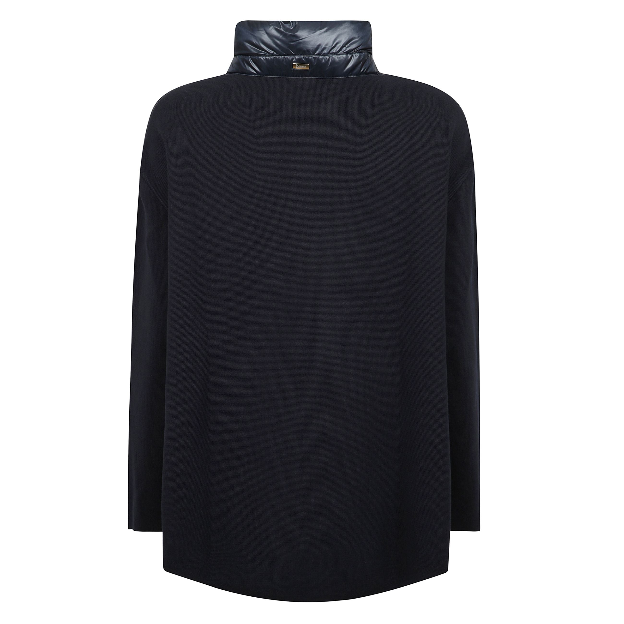 Piumino realizzato in bimateriale. nylon ultralight con imbottitura in leggerissimo piumino d'oca nella parte frontale, maglia lavorata sulle maniche e sul retro. dettaglio in gros grain sul collo.