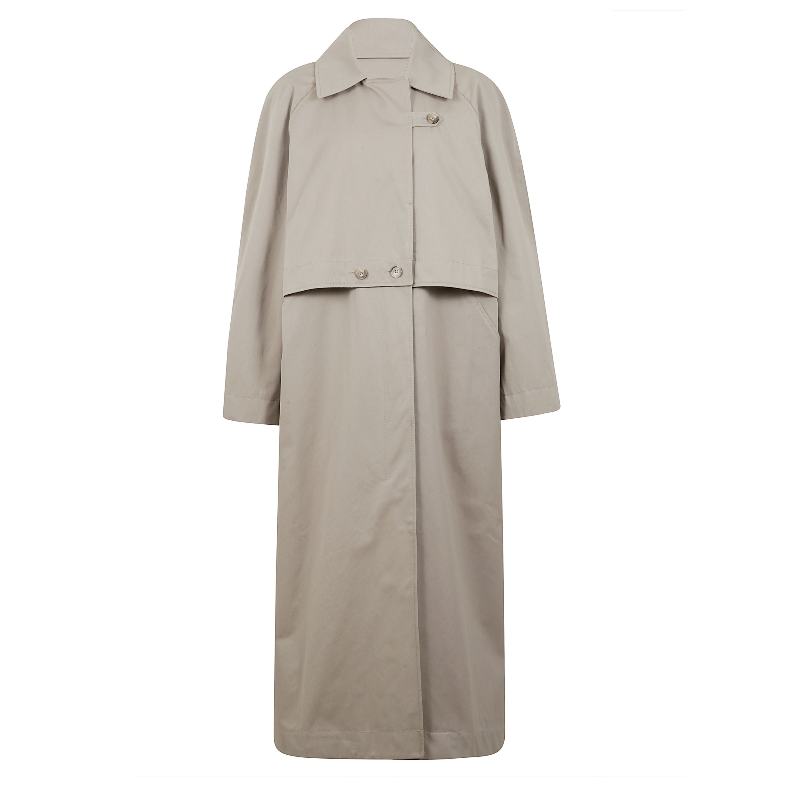 Trench beige con chiusura doppiopetto con bottoni, due tasche diagonali laterali e pattina frangivento.