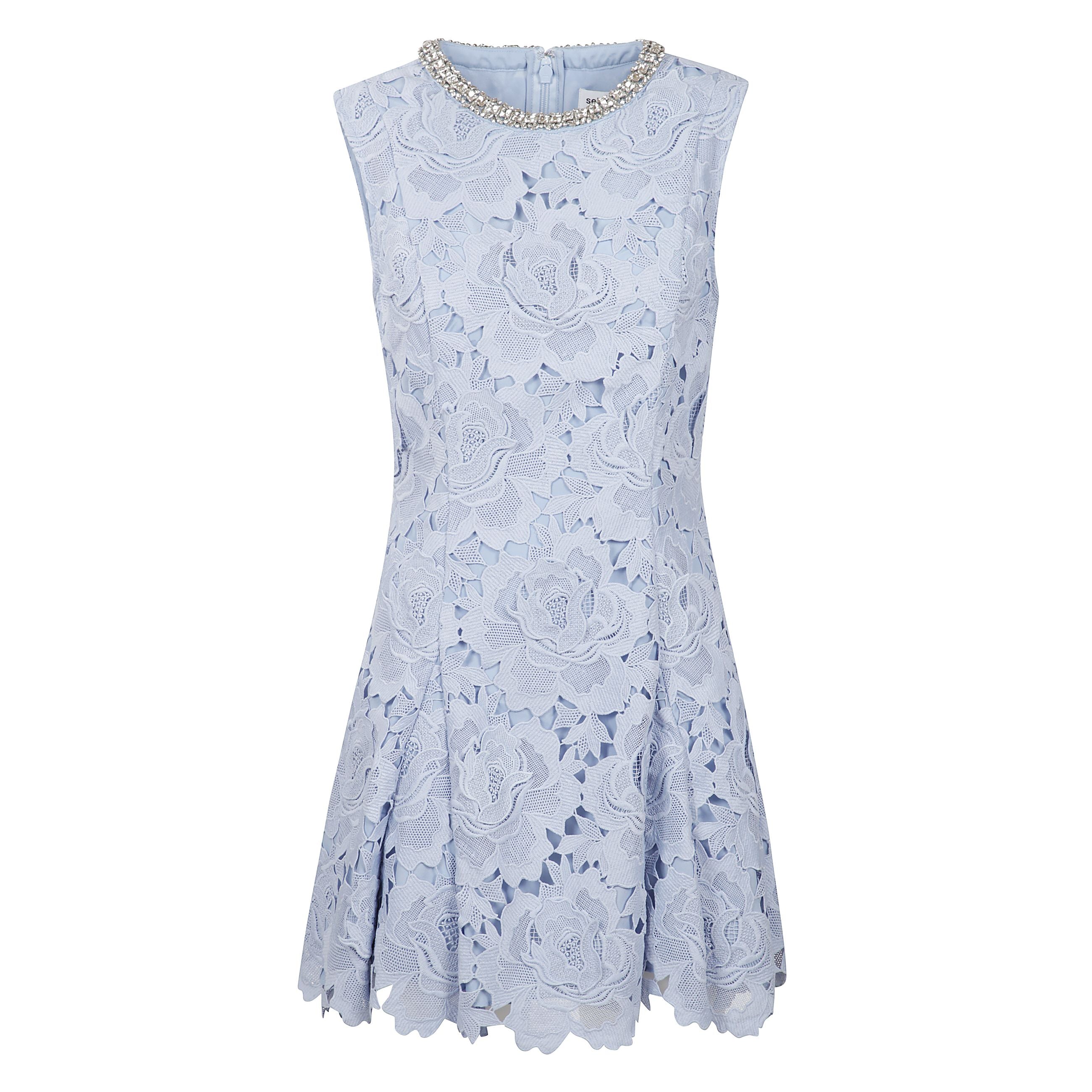 Abito corto con pizzo a fiori in azzurro a chiusura posteriore con zip e gancio nascosti, decorazione in cristalli, dettagli plissettati e fodera in raso