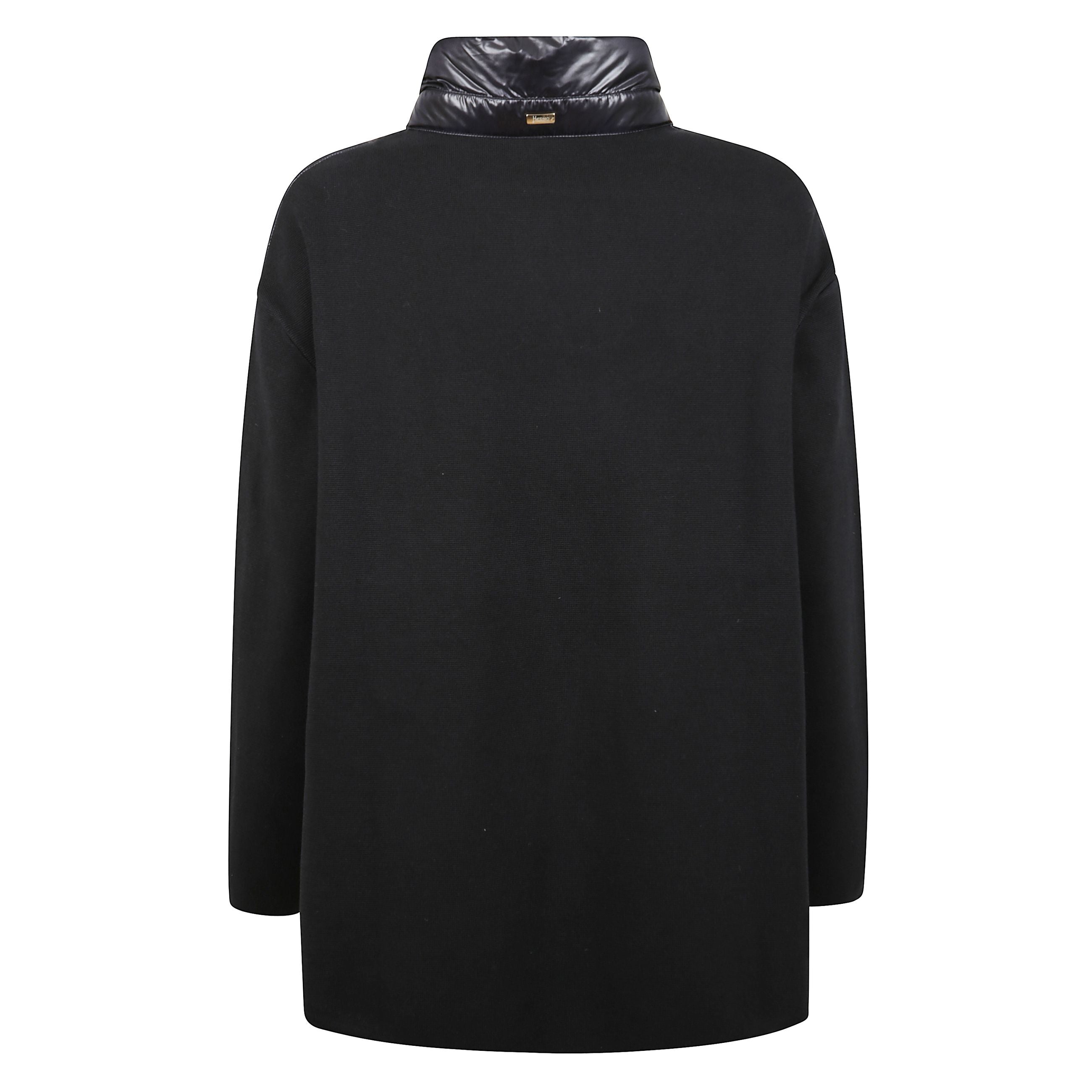 Piumino realizzato in bimateriale. nylon ultralight con imbottitura in leggerissimo piumino d'oca nella parte frontale, maglia lavorata sulle maniche e sul retro. dettaglio in gros grain sul collo.