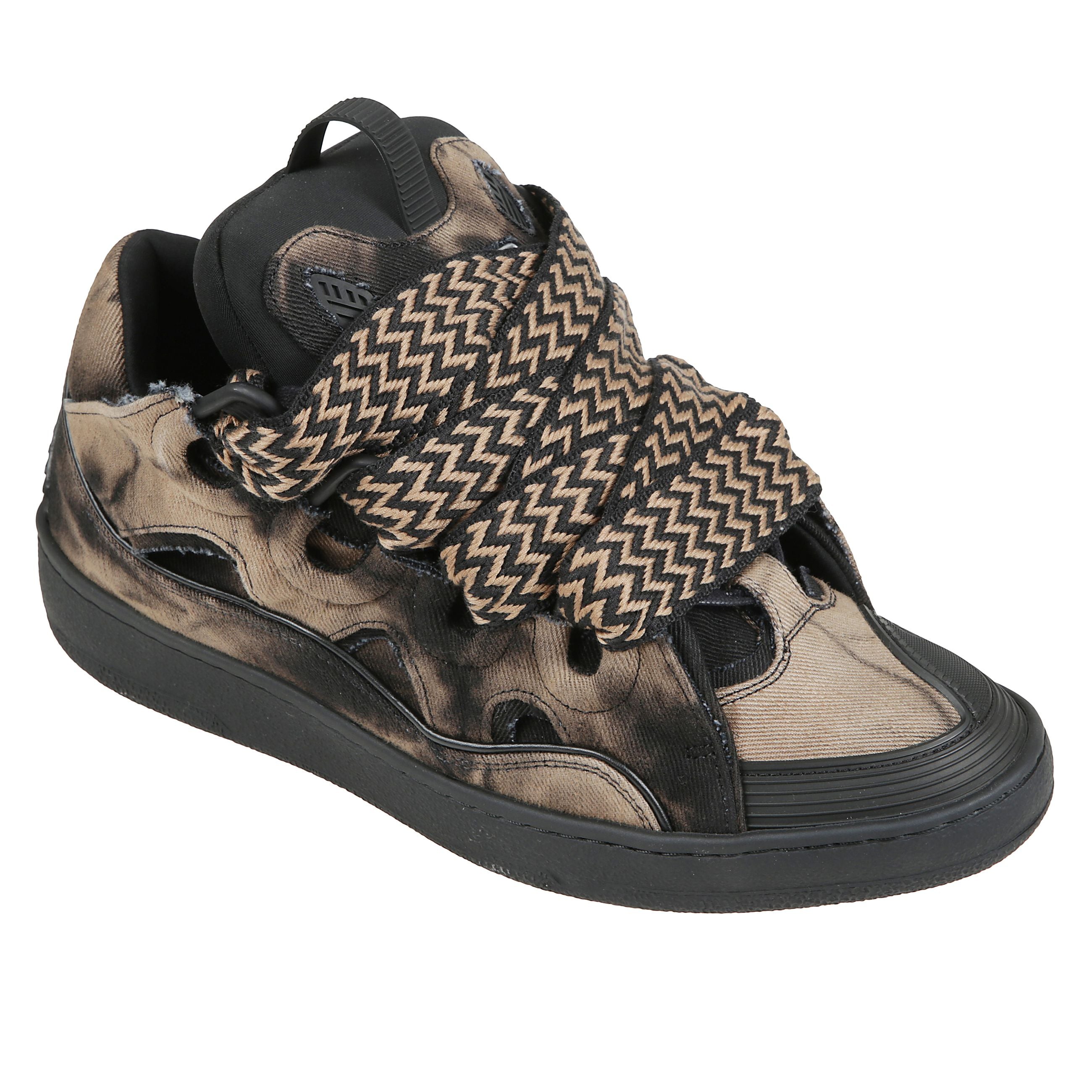 Sneakers curb in pelle, chiusura frontale con lacci a contrasto, inserti in rete e pelle scamosciata, pull-tab sulla linguetta applicazione con logo, dettagli riflettenti.