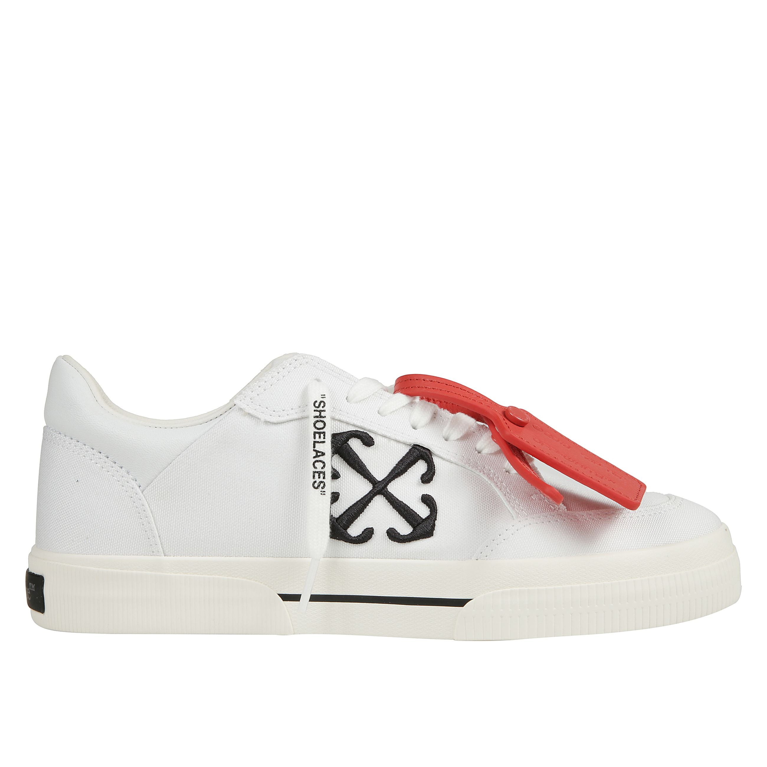 Sneakers vulcanized in tela e pelle bianche di off-white. tomaia in pelle e tela bianca, ricamo con motivo arrow a contrasto in nero, punta arrotondata, allacciatura classica. etichetta zip-tie rossa, suola in gomma.
