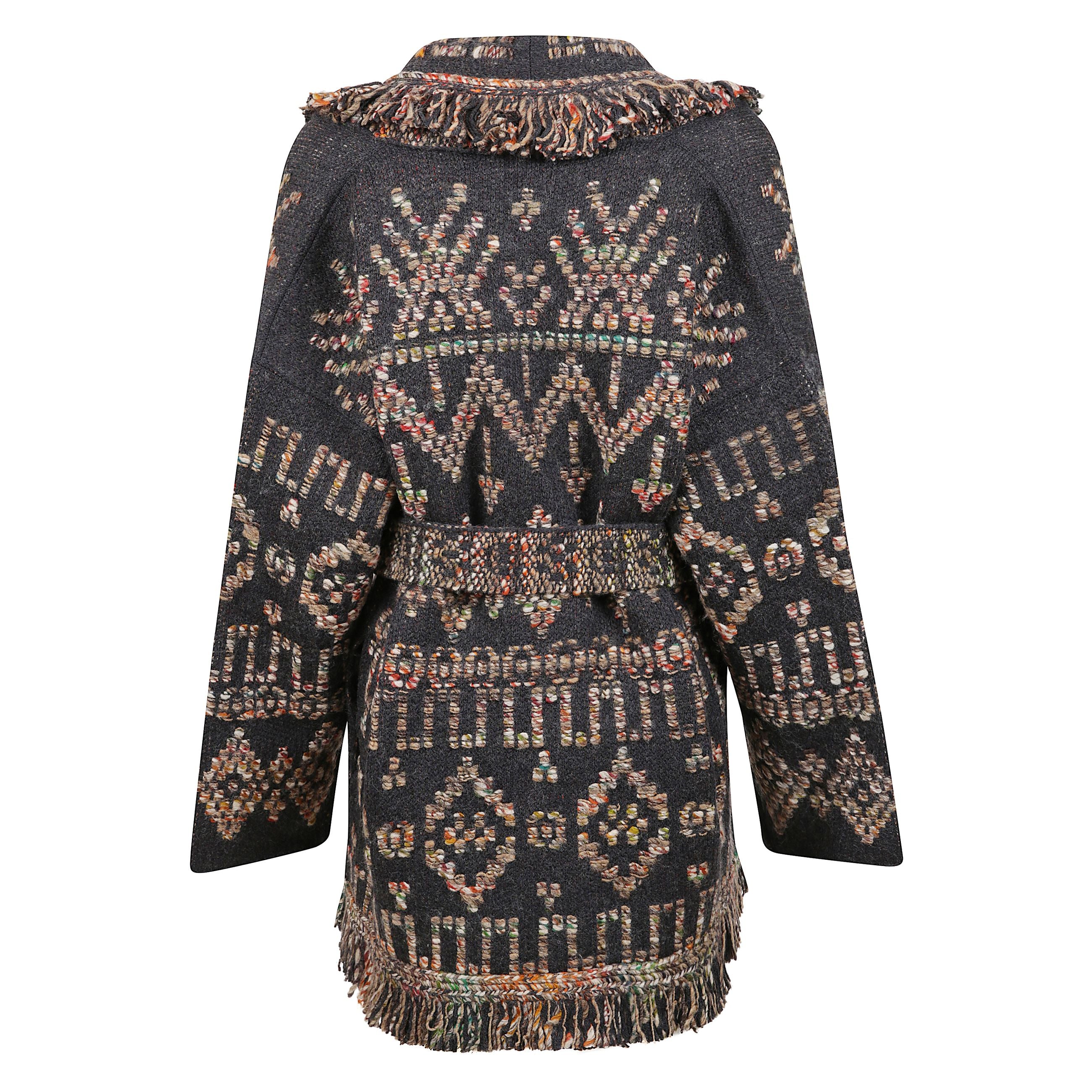 Cardigan lungo in lana con chiusura con cinta in vita. motivo geometrico in maglia a trama ricamato. frange decorative multicolor lungo i bordi.