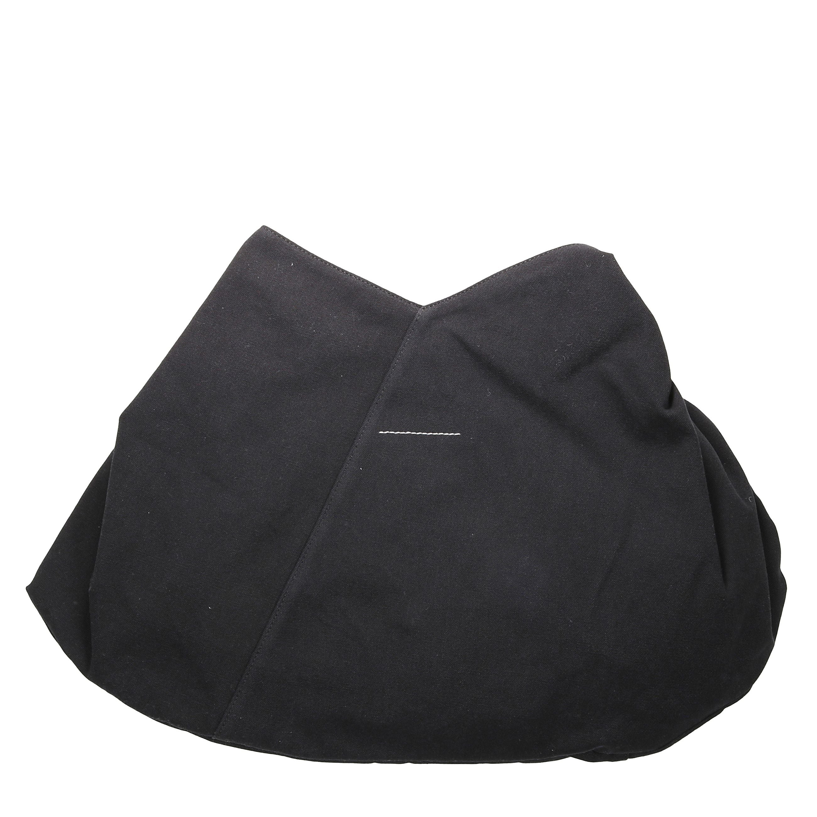 Borsa a spalla japanese in tela drappeggiata con chiusura a bottoni, effetto sbiadito e design con tracolla singola.