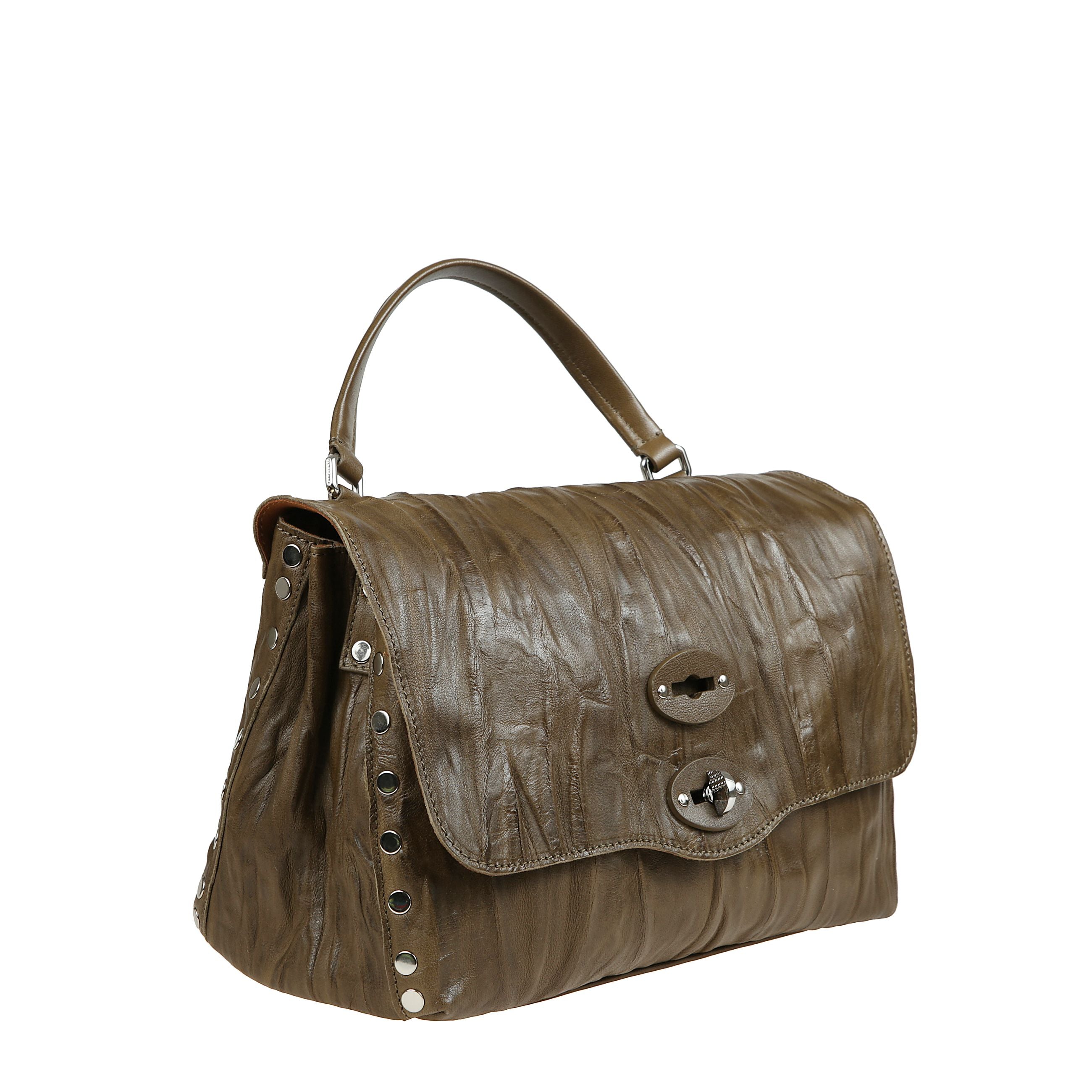 Borsa in plissettatura piatta con manico morbido e tracolla regolabile. dettagli in borchie tonde argento e chiusura con lucchetto silver a doppia ampiezza. interno con doppio scomparto, tasca con zip e tasca aperta. versatile, puÃ² essere portata a bracc