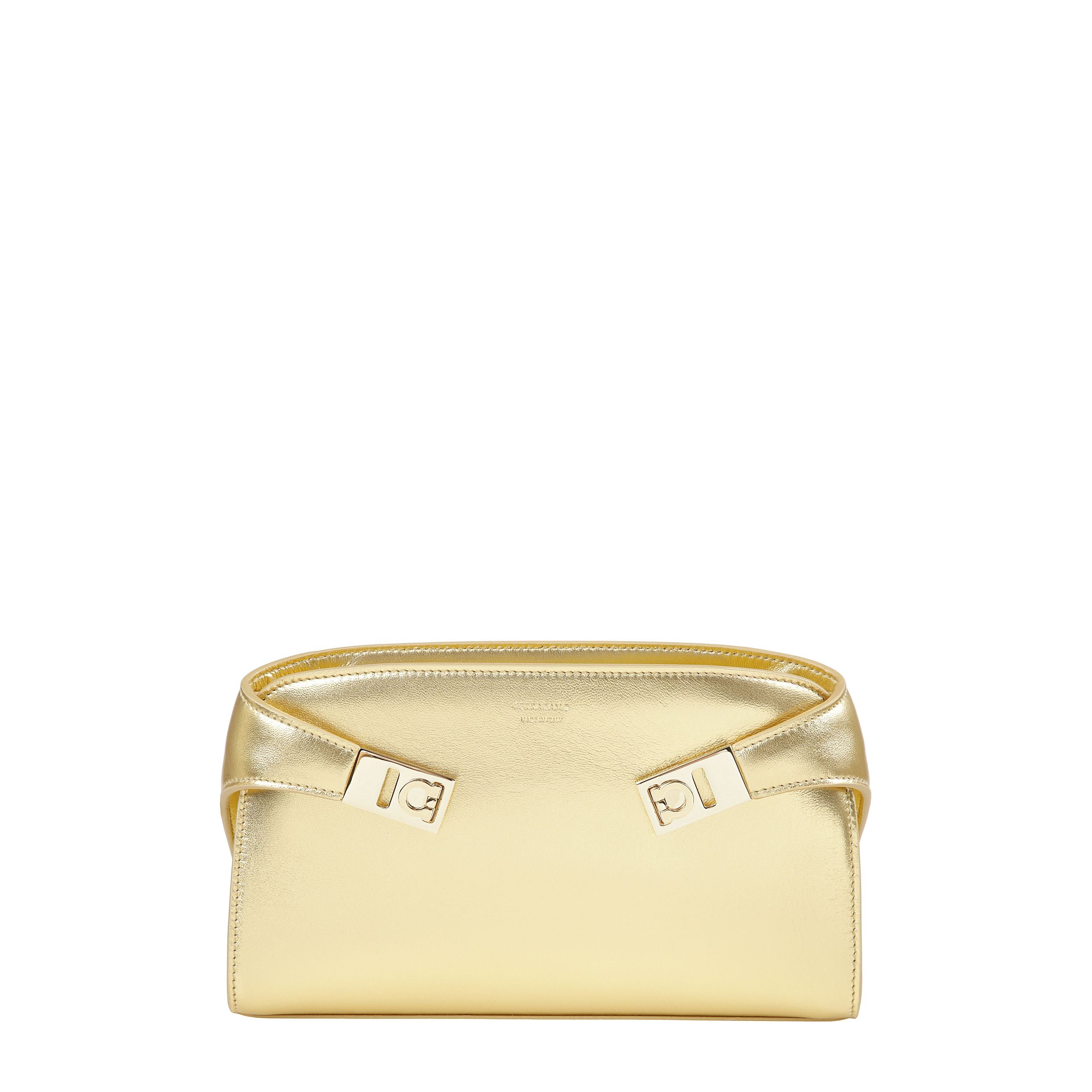 Mini borsa a tracolla hug metallizzata con fianchi avvolgenti e fibbie gancini in finitura dorata.  da indossare a mano come clutch o cross body grazie alla tracollina regolabile e rimovibile.