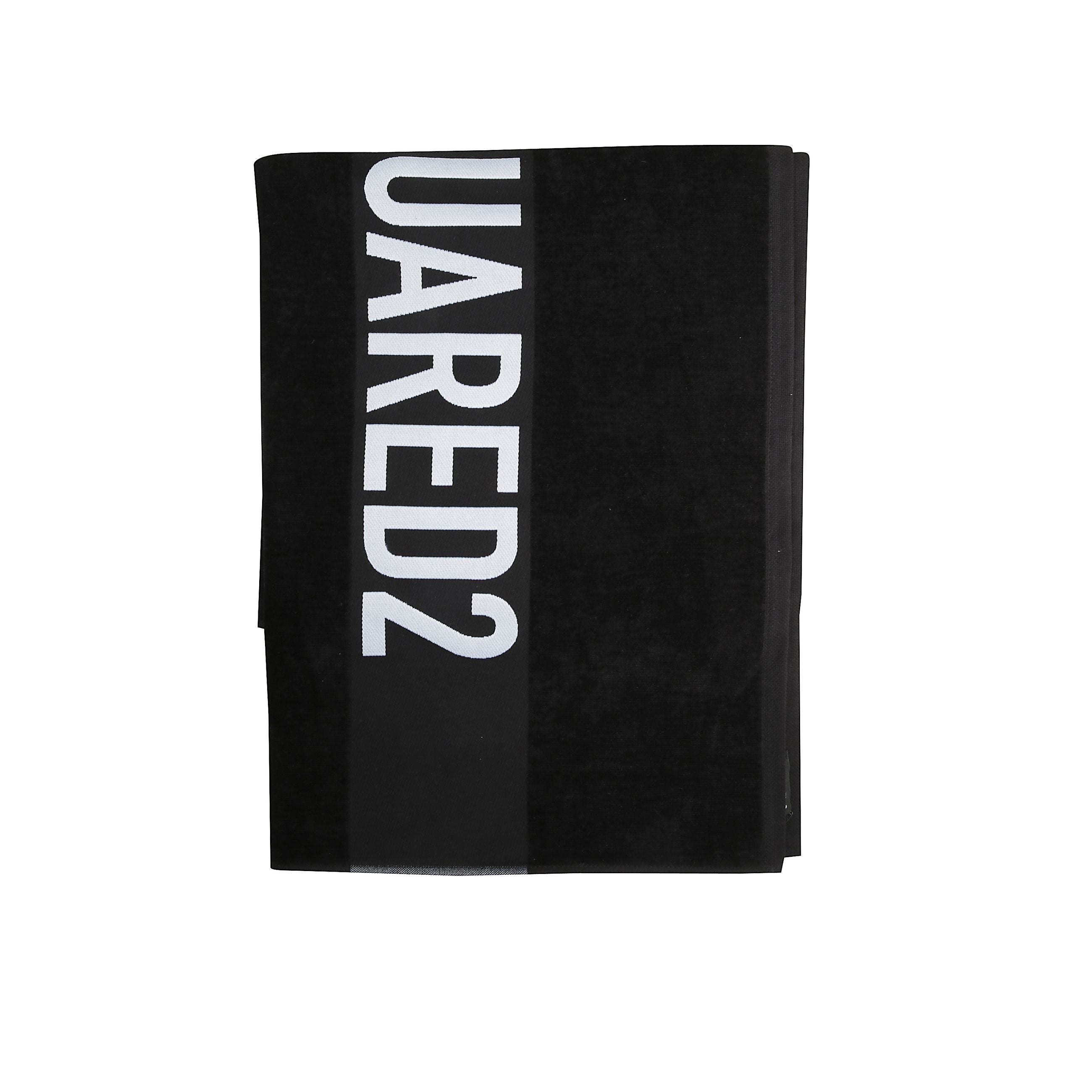 Il telo mare presenta un colore intenso che ne accentua l'eleganza. Ã¨ realizzato in cotone di altissima qualitÃ , che garantisce una morbidezza eccezionale e un eccellente assorbimento dell'acqua. il grande logo a contrasto aggiunge un tocco di distinzio