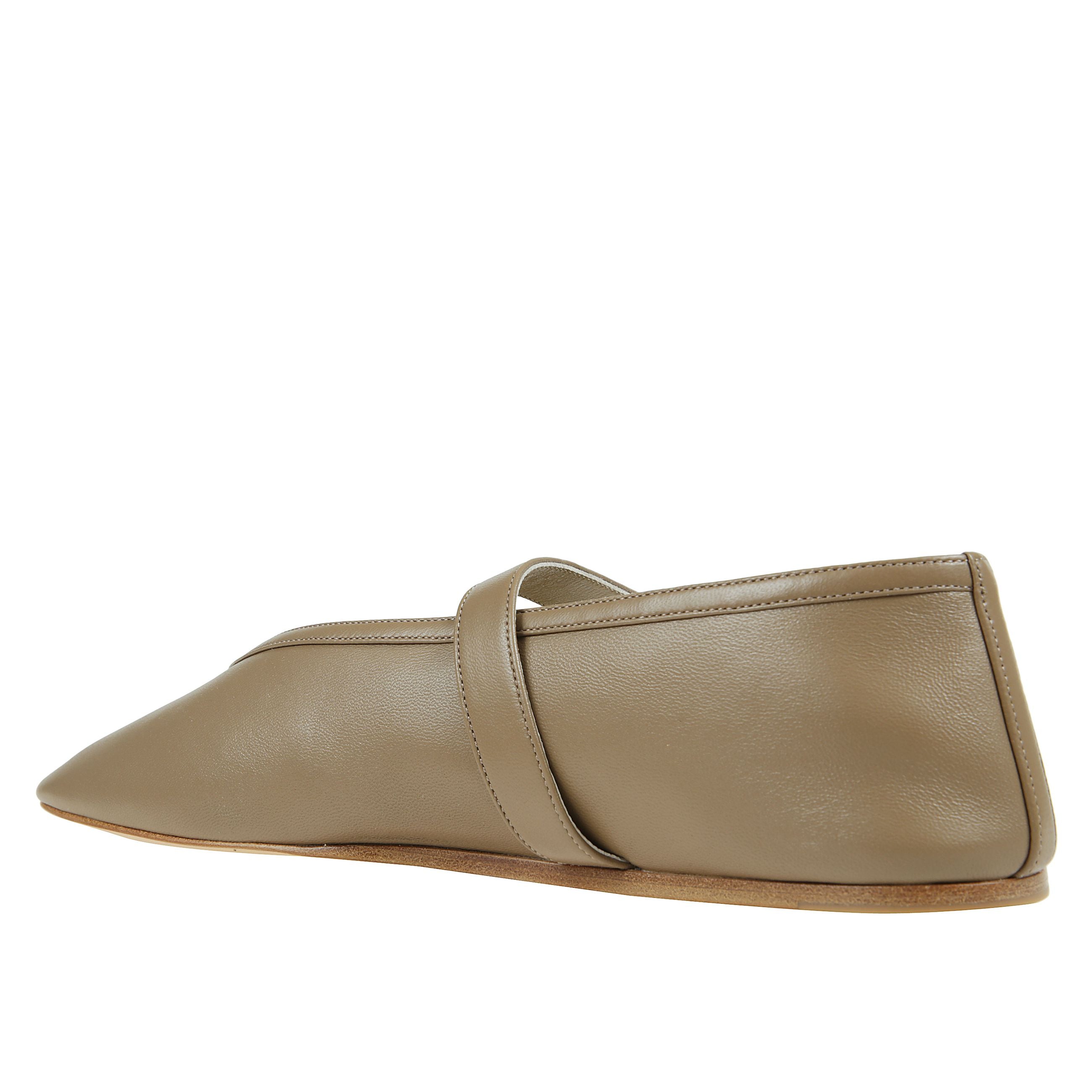 Le ballerine stella in pelle di le monde beryl sono un perfetto equilibrio tra eleganza e comfort. la suola piatta garantisce una camminata comoda, mentre la punta smussata conferisce un design raffinato e delicato. la chiusura superiore con cinturino reg