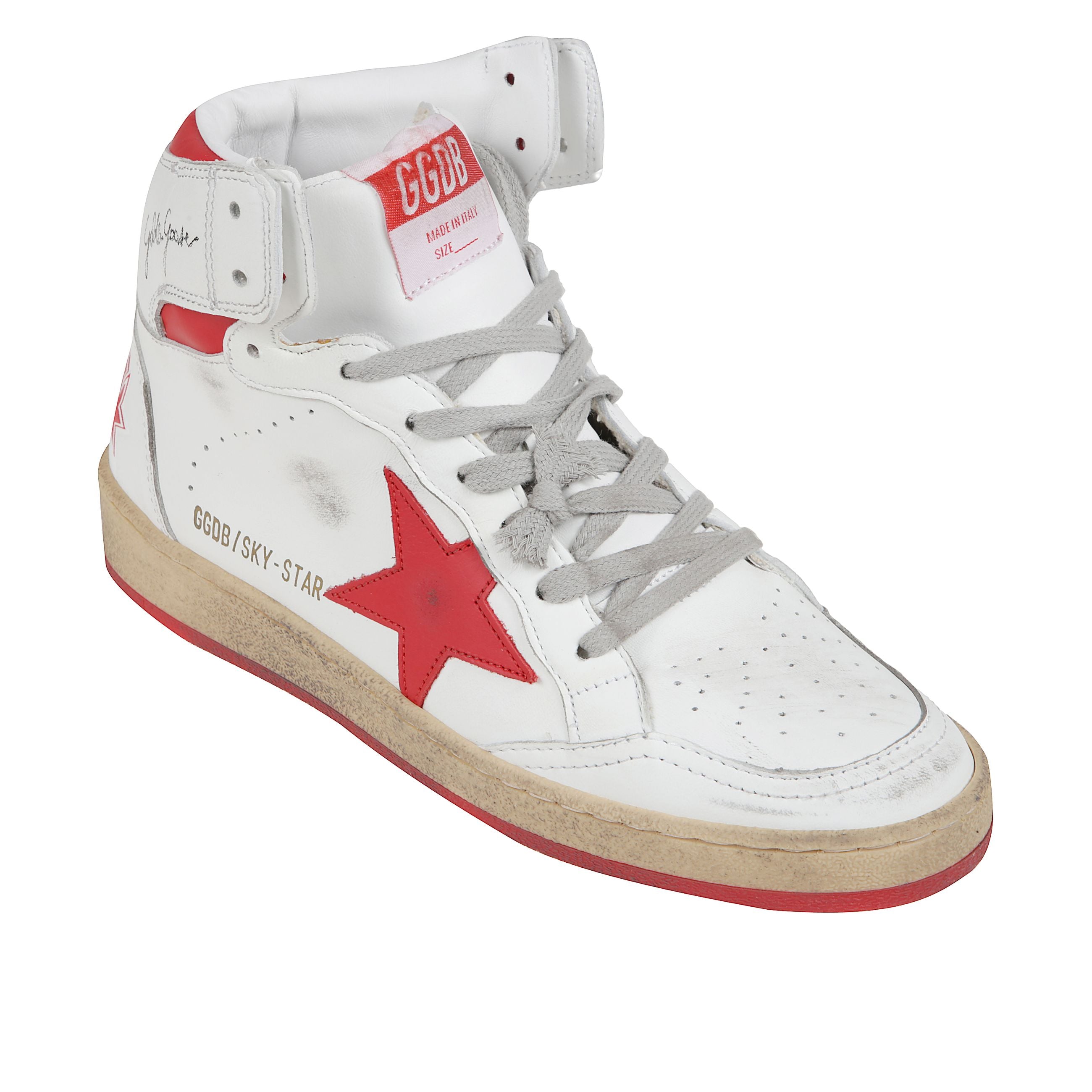 Sneaker high-top golden goose da donna ispirate ai college americani e al basket anni ottanta. realizzate in nappa bianca con inserti in pelle rossa, presentano il logo sul colletto della caviglia. lacci grigio ghiaccio, suola in gomma.