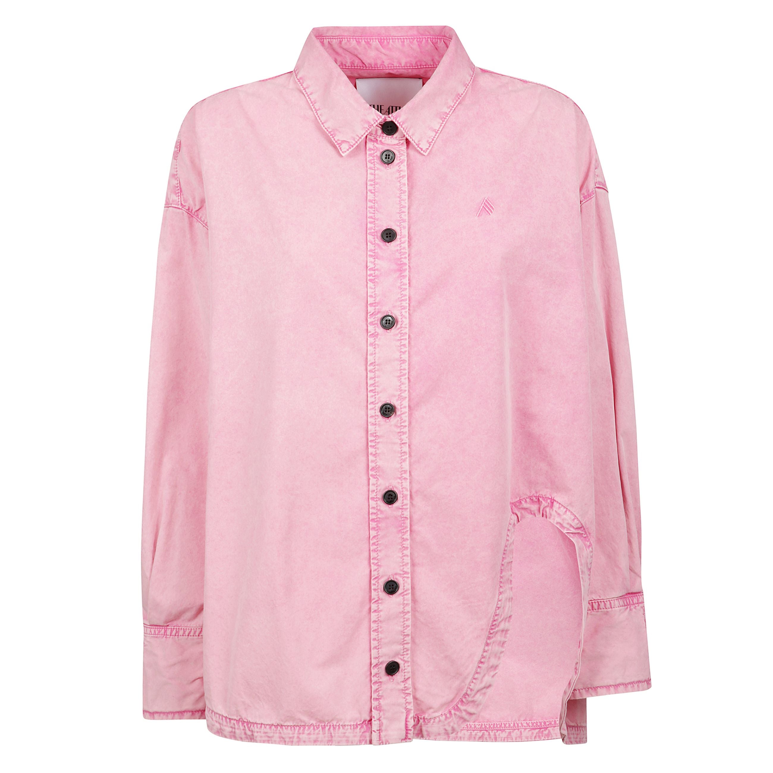 L'iconica estetica di the attico si esprime in questa camicia oversize dal carattere audace e sofisticato. realizzata in cotone di alta qualitÃ , si distingue per la sua finitura effetto delavÃ©, che le conferisce un'allure vissuta e contemporanea. la ves