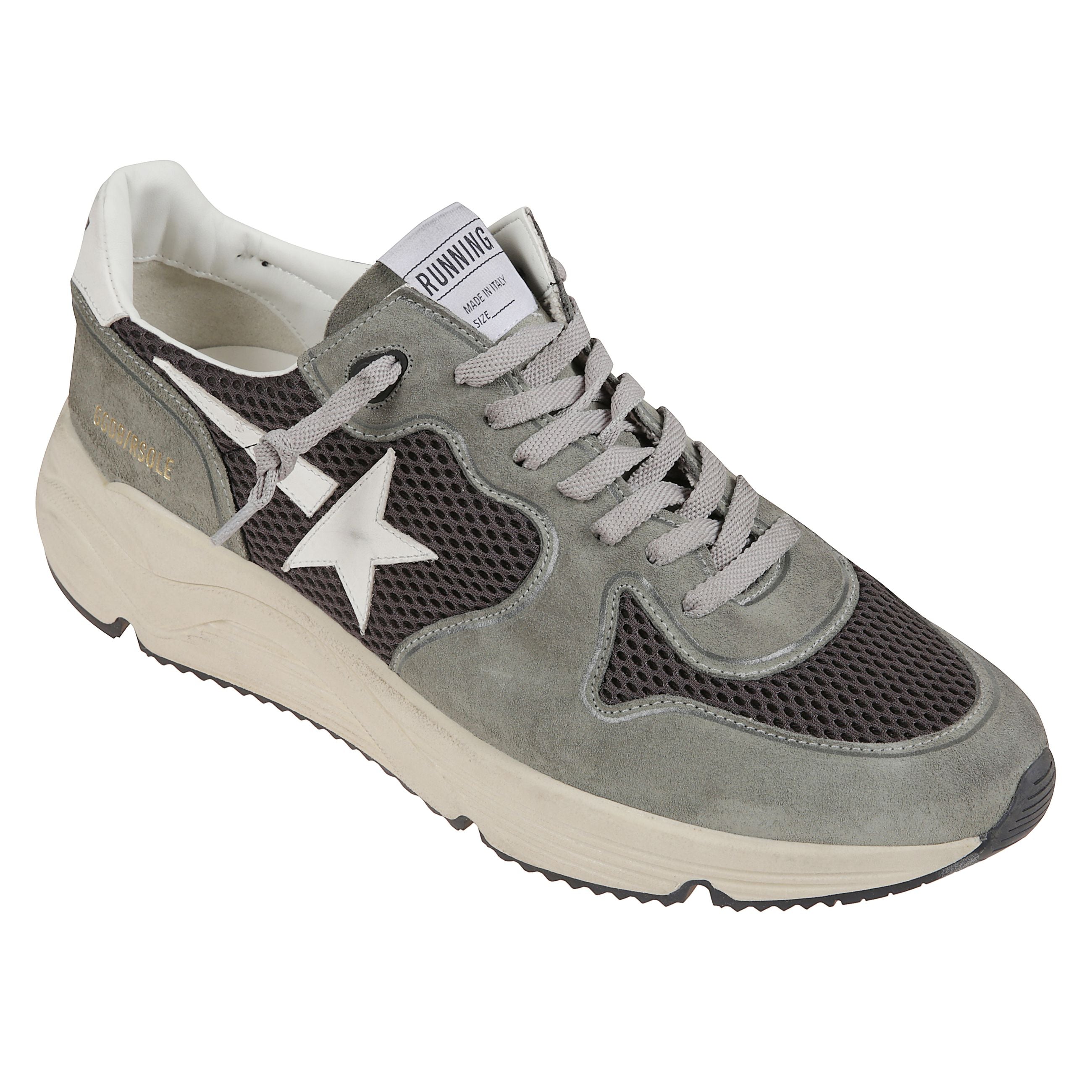 Sneaker golden goose running con tomaia in suede verde. inserti traforati a rete. chiusura frontale con lacci grigi. punta rotonda e suola in gomma.