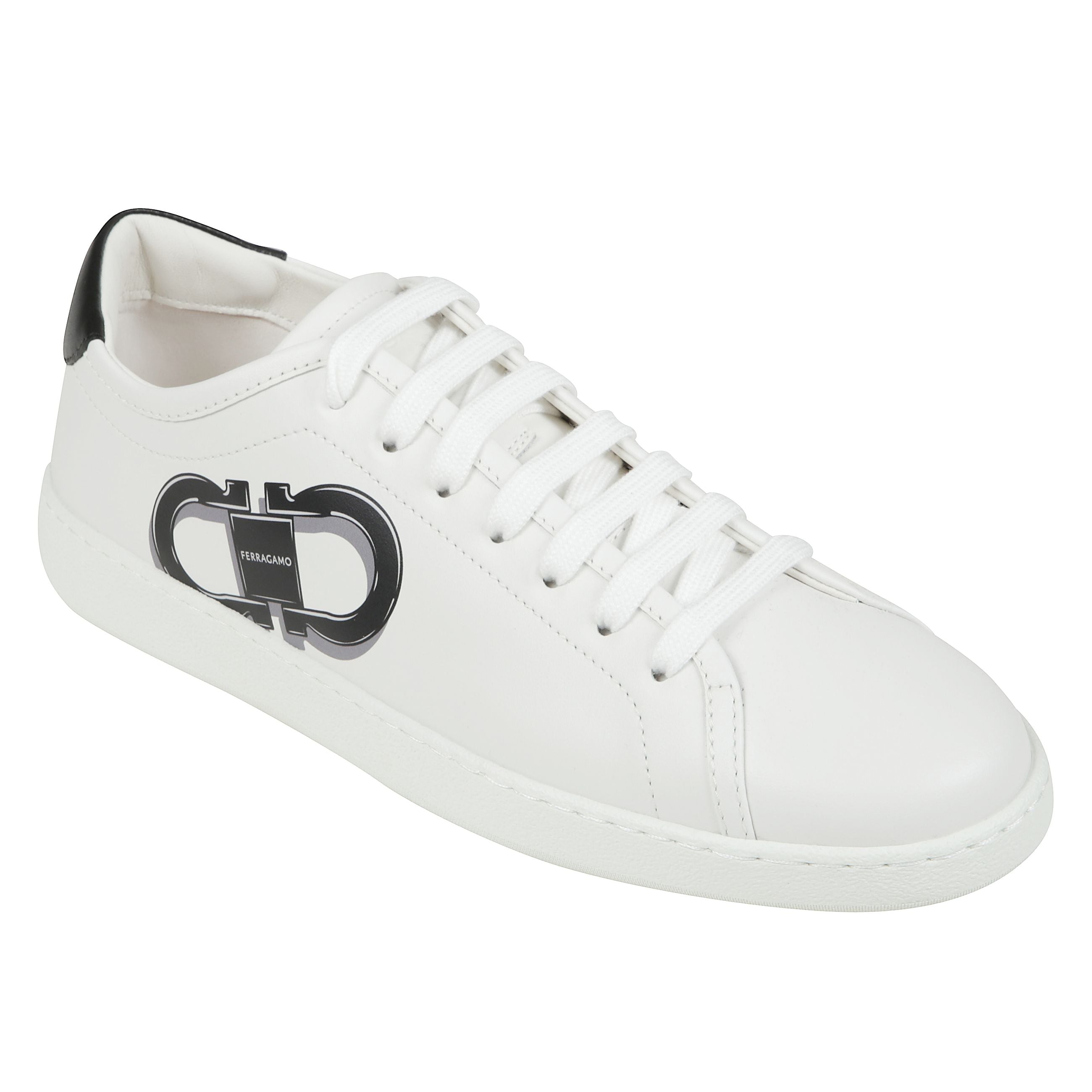 Sneakers in pelle decorata da una stampa con doppio gancini e topponcino a contrasto.