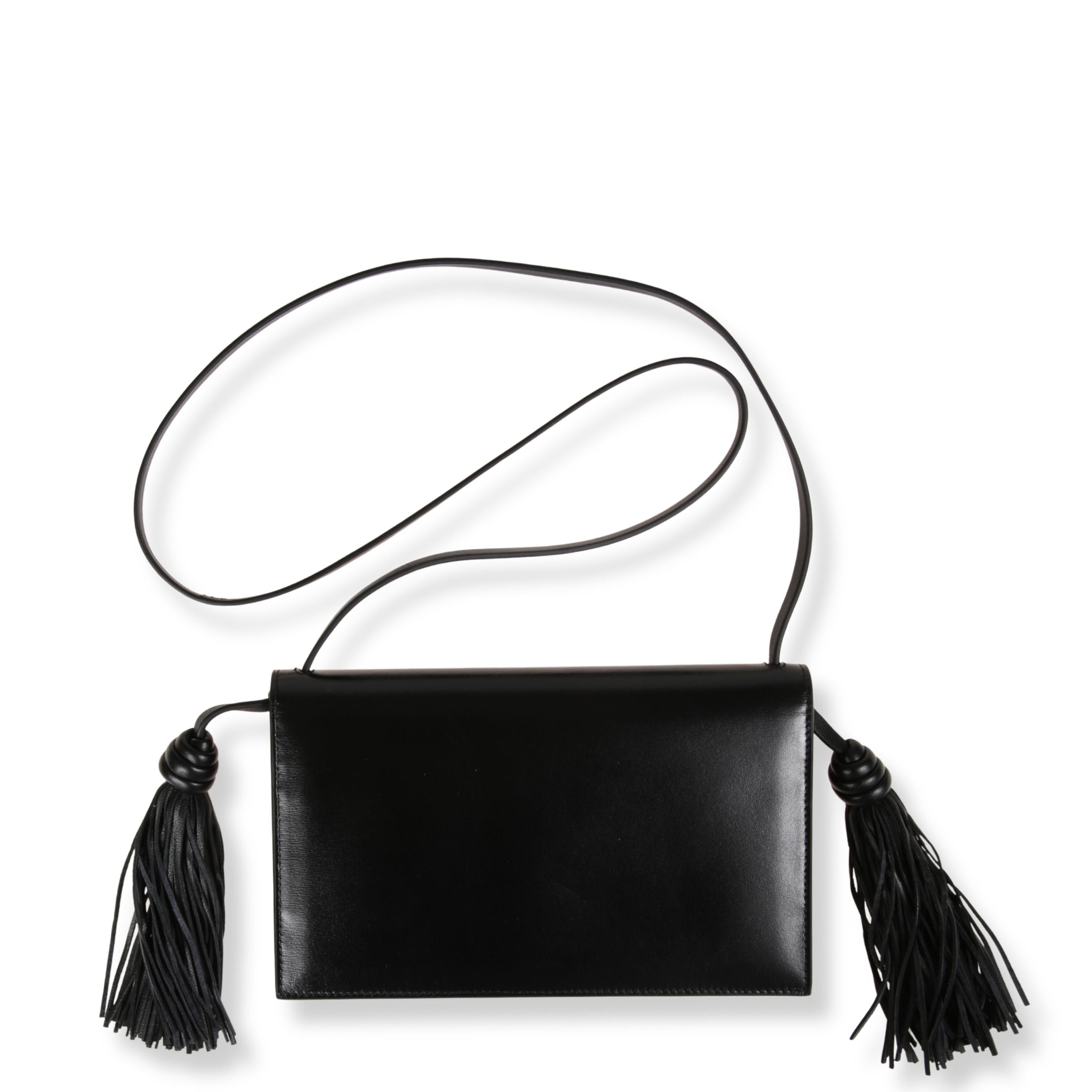 Borsa a tracolla jil sander. design in pelle liscia con chiusura con patta frontale. tracolla sottile regolabile. due nappine ai lati decorative.