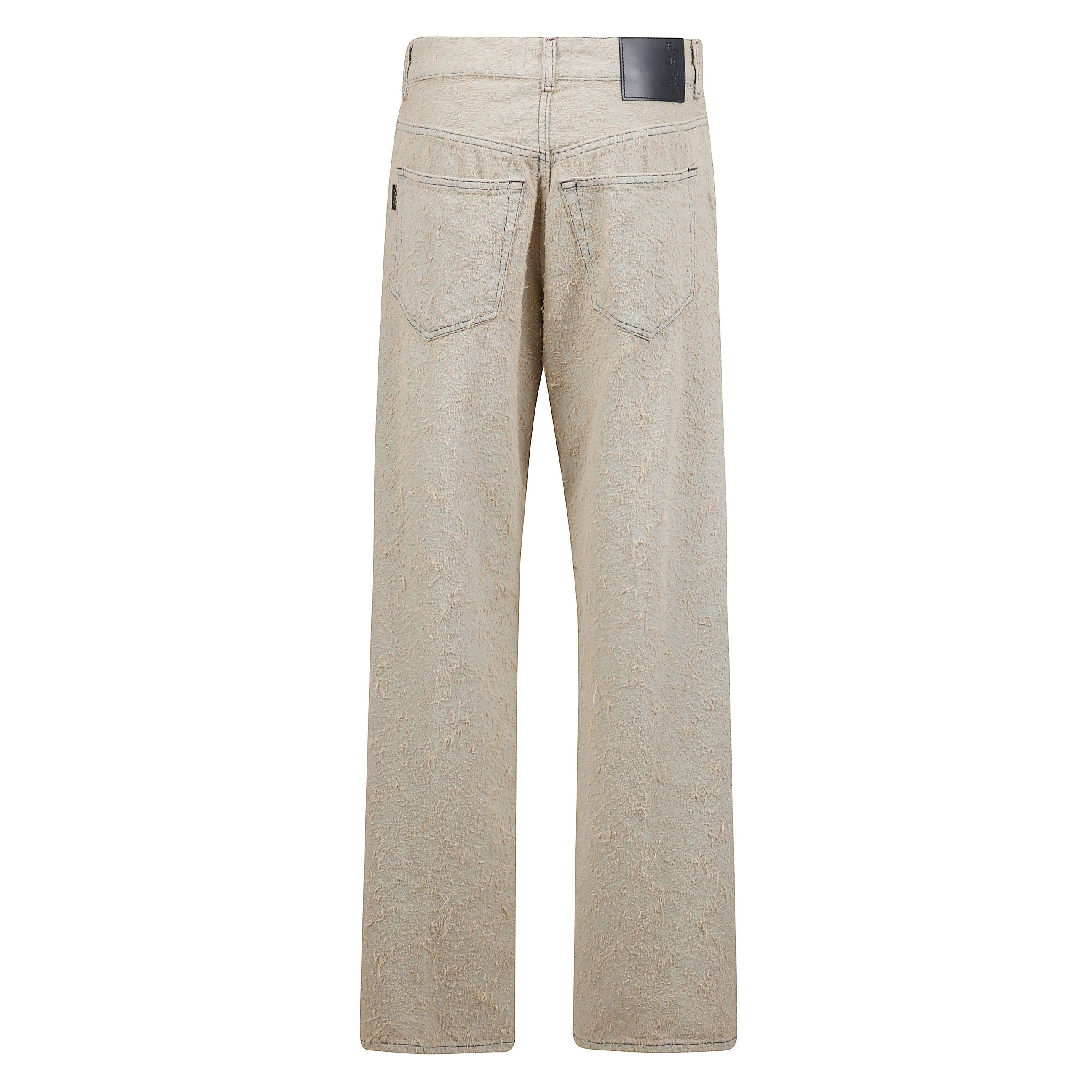 Jeans in cotone con effetto pilling e vissuto.  modello a cinque tasche con chiusura con bottone e cerniera. passanti in vita. patch in pelle con logo haikure sul retro.