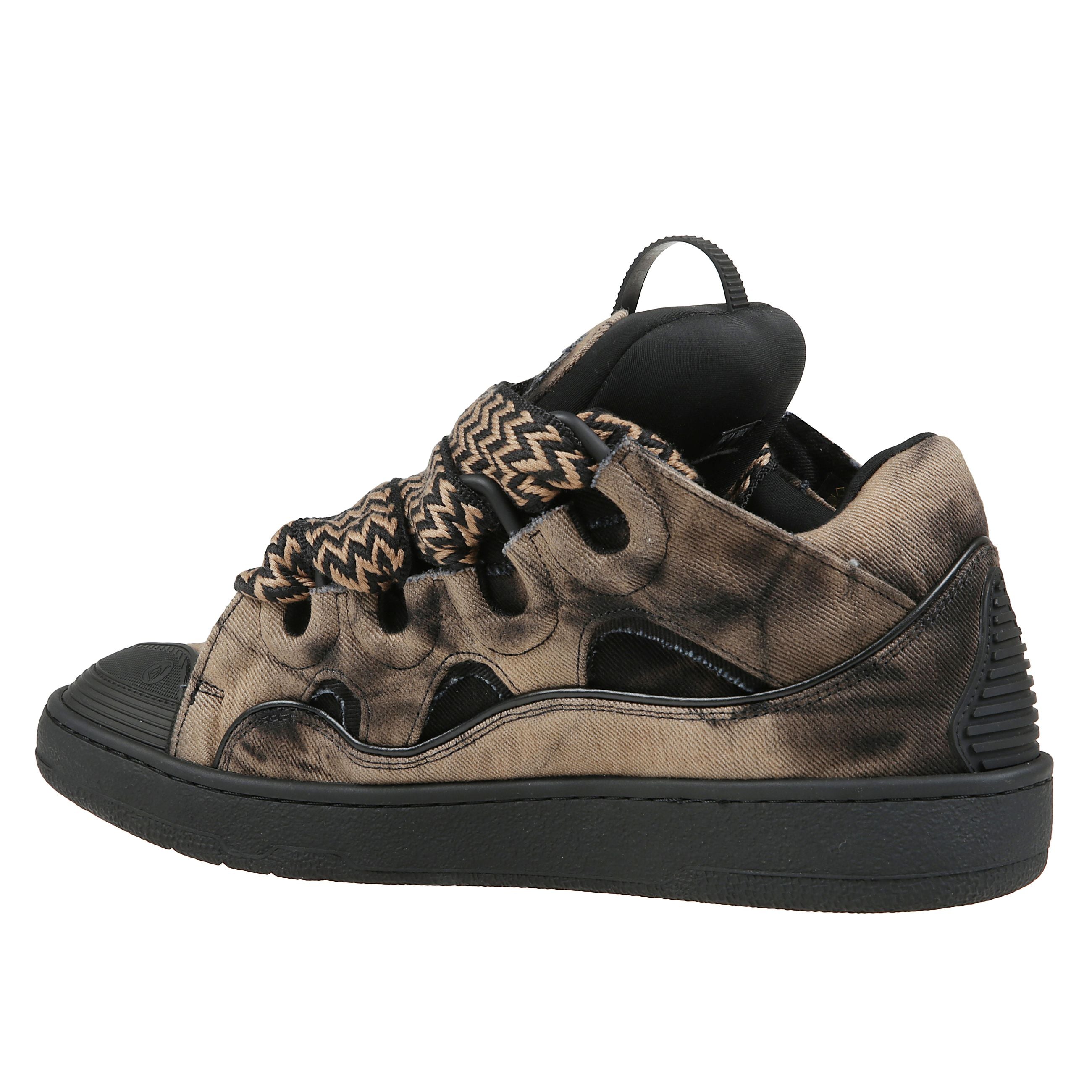 Sneakers curb in pelle, chiusura frontale con lacci a contrasto, inserti in rete e pelle scamosciata, pull-tab sulla linguetta applicazione con logo, dettagli riflettenti.