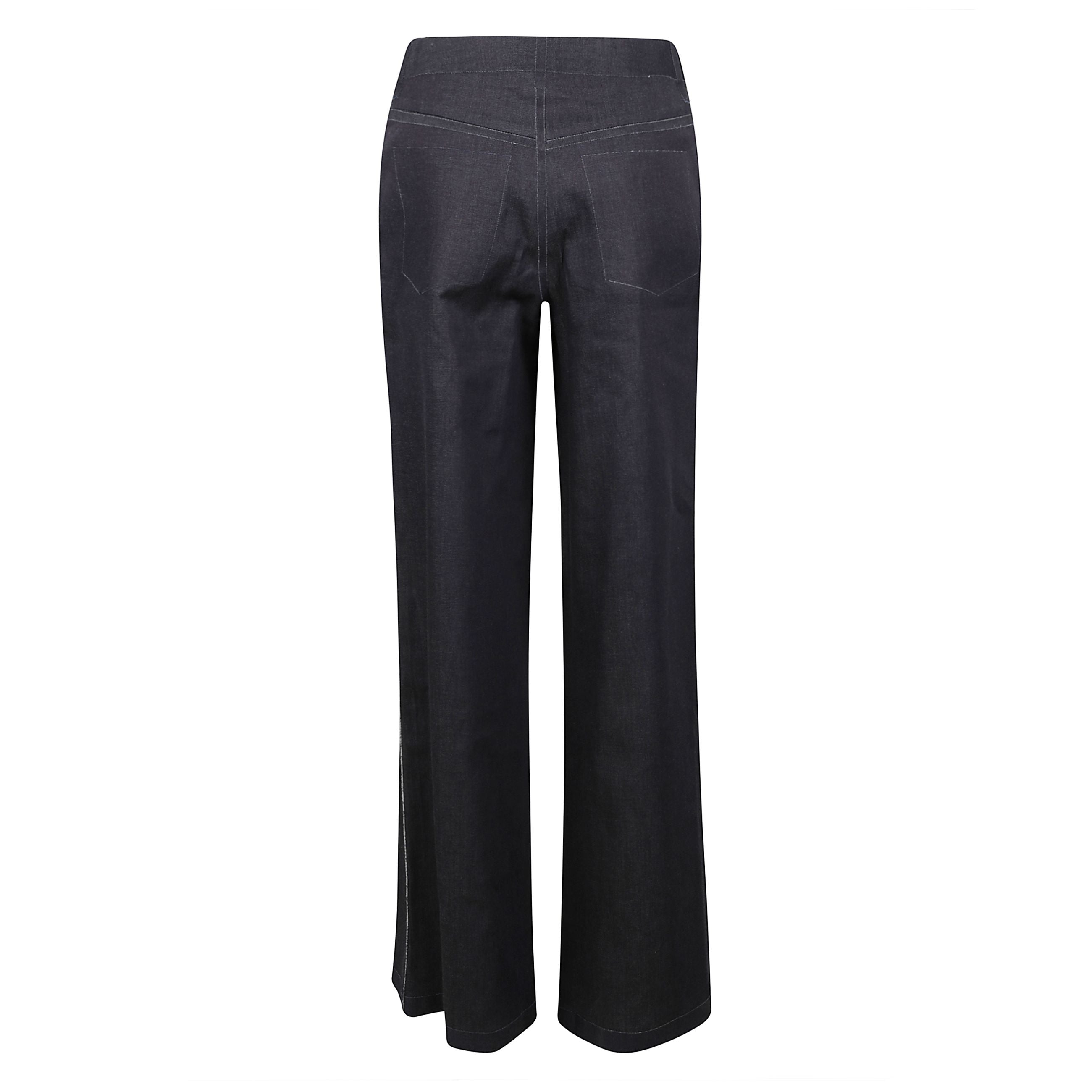 Pantalone con vita rifinita tono su tono, chiusura con cerniera, motivi a contrasto, effetto cuciture a vista, tasche finte, logo tono su tono, gamba larga