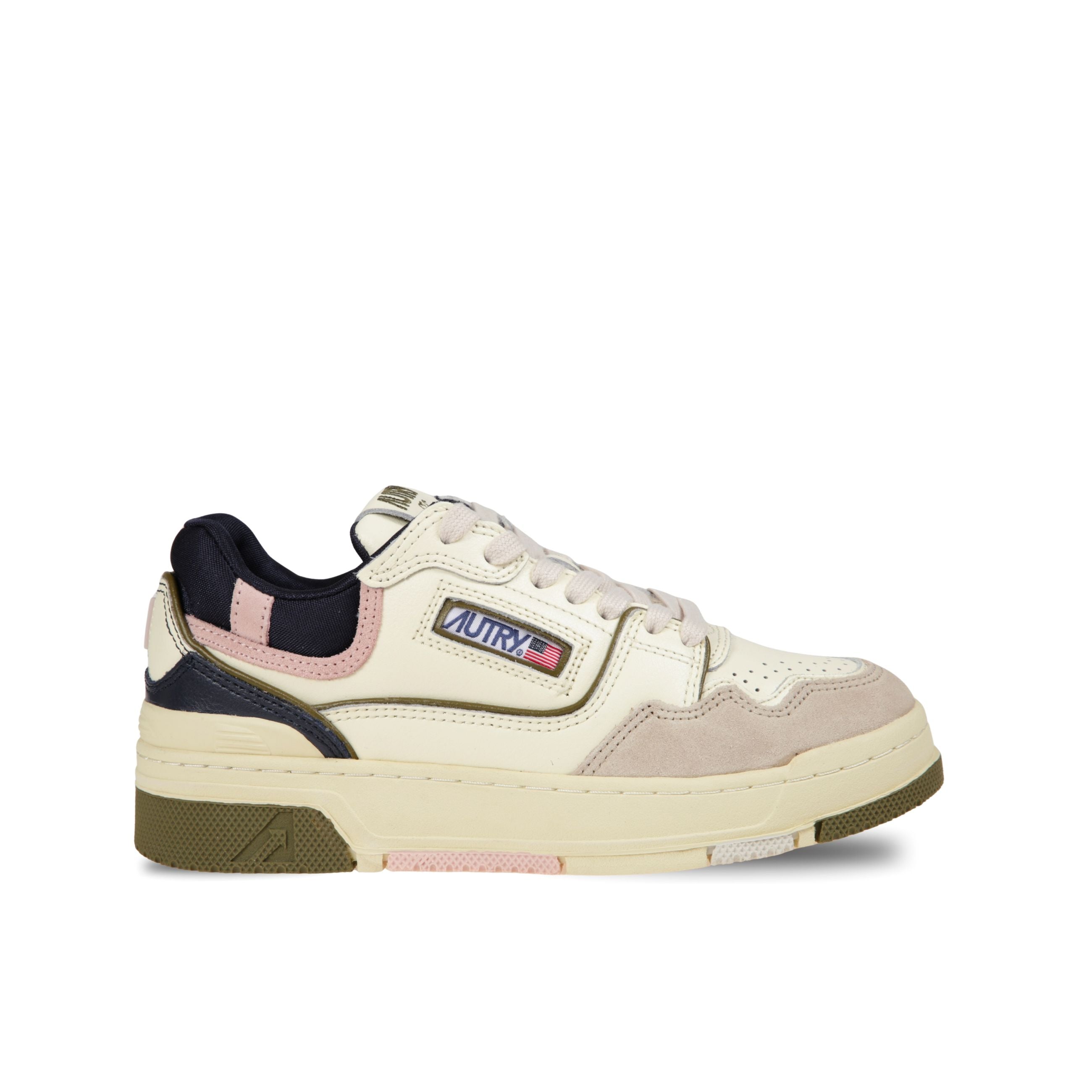 Sneakers autry "clc low". corpo in pelle con microfori sul davanti ed inserto in suede sulla punta. profili in verde e dettagli in rosa e blu.