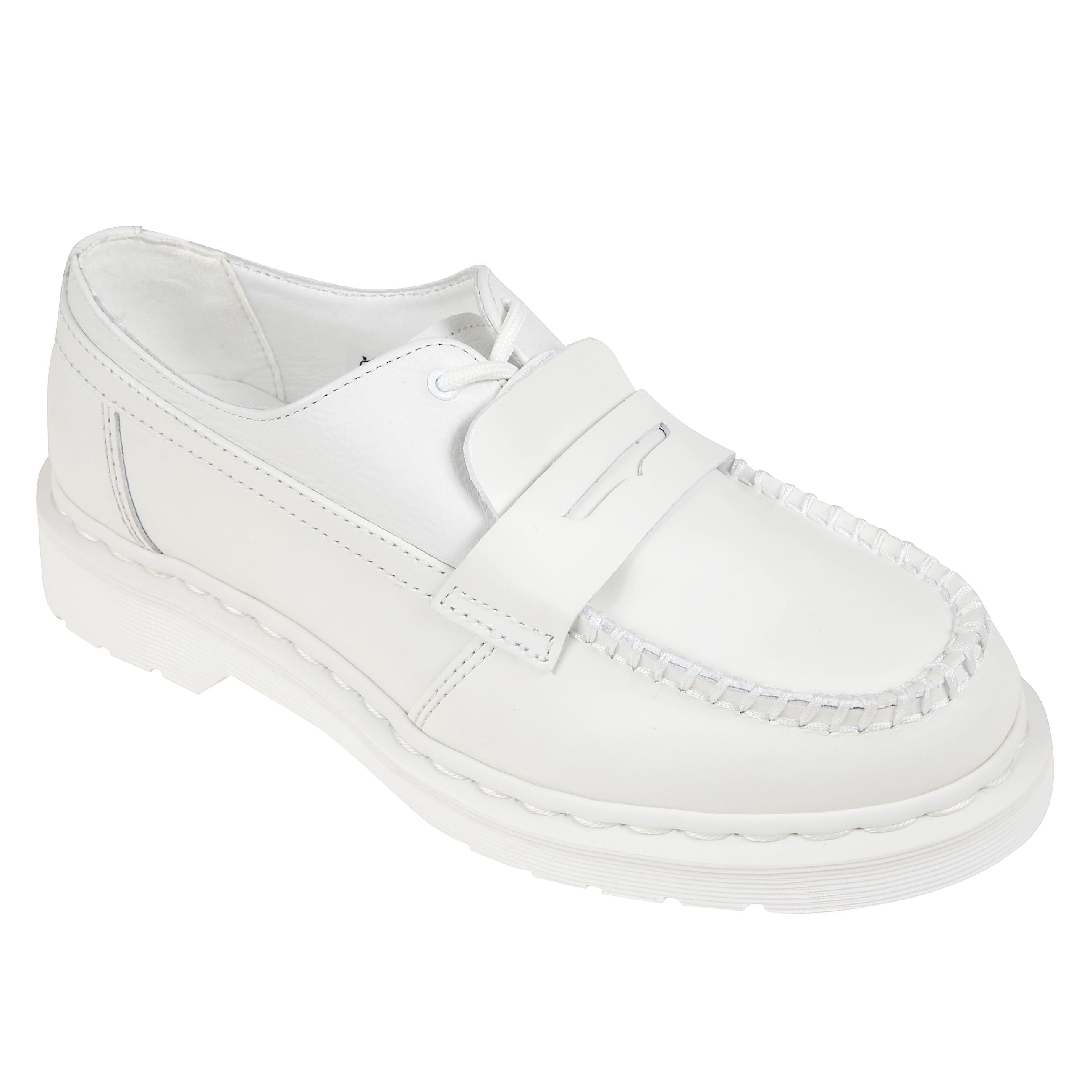 Mocassino ibrido mm6 maison margiela x dr. martens fw25. realizzato in pelle virginia e smooth total white, con cuciture tono su tono, impunture a vista e la classica suola in gomma bouncing di dr. martens. design decostruito e innovativo, perfetto per ch