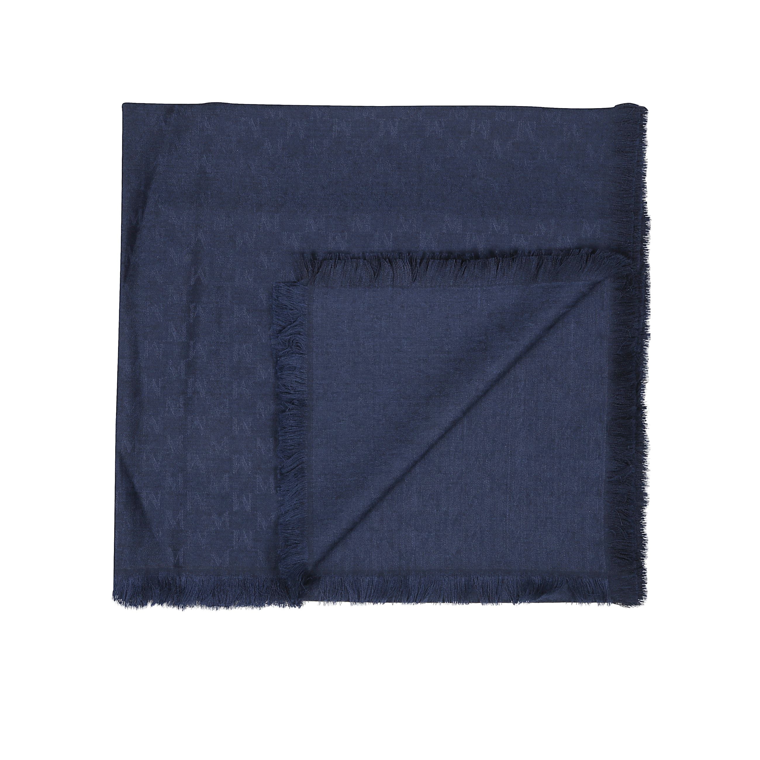 Stola in filato di lana e seta, impreziosita da una lavorazione jacquard che disegna all over il motivo m monogram tono su tono. rifinita con bordi sfrangiati