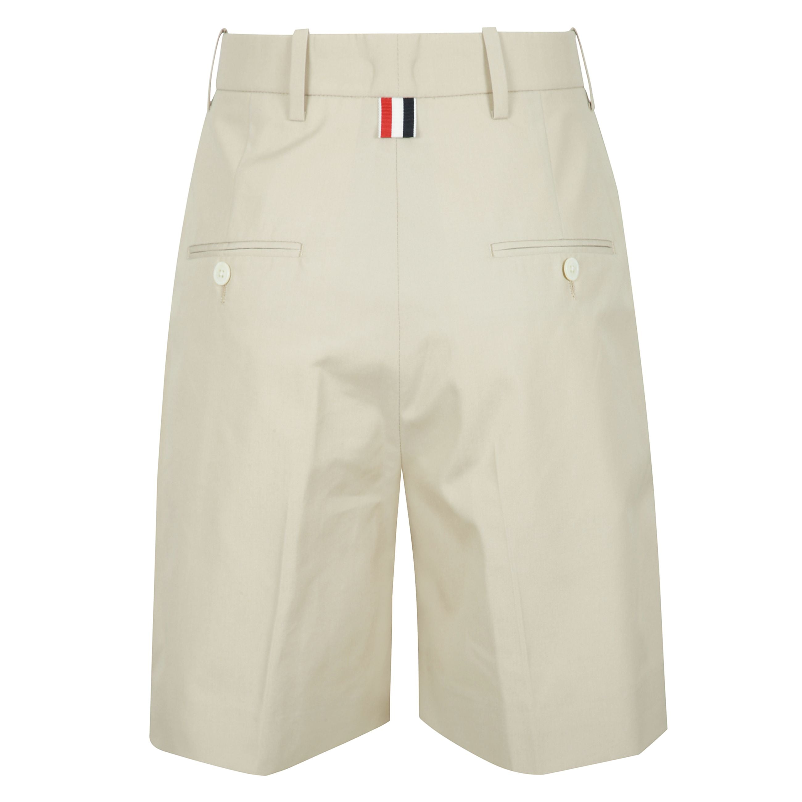 Una miscela di eleganza senza tempo e artigianato innovativo, questi pantaloncini sofisticati serviranno come base nel vostro guardaroba primaverile per gli anni a venire. con chiusura anteriore della linguetta
e tasche a filetto con bottoni sul retro. fi