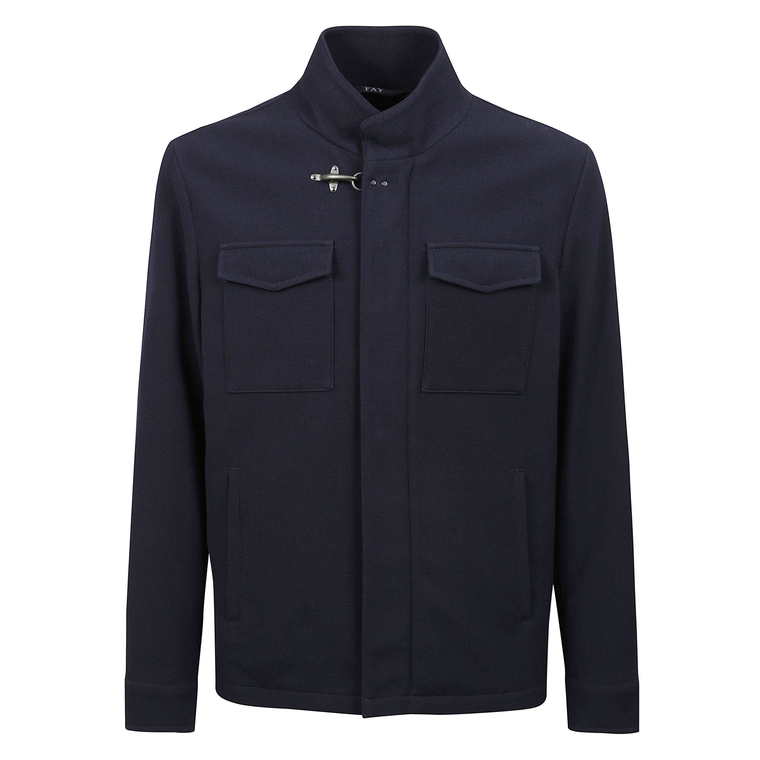 Giacca con lavorazione a nido d'ape, chiusura frontale con abbottonatura a pressione e zip, due tasche con patta sul petto, due tasche a filetto laterali e polsini con abbottonatura