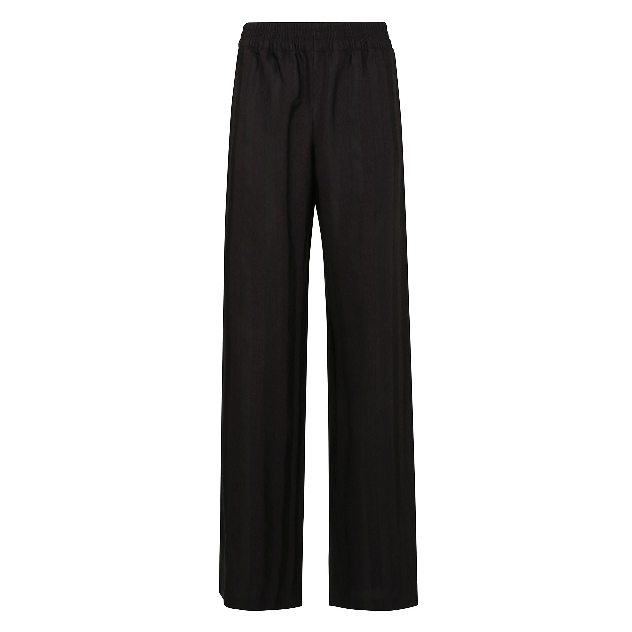 Ispirata all'energia degli anni novanta, la nostra nuova collezione celebra l'energia pulsante della musica e la forza illimitata dei sogni. a righe verticali larghe, questo pantalone jogging si caratterizza per la gamba molto ampia e lo spacco finale.