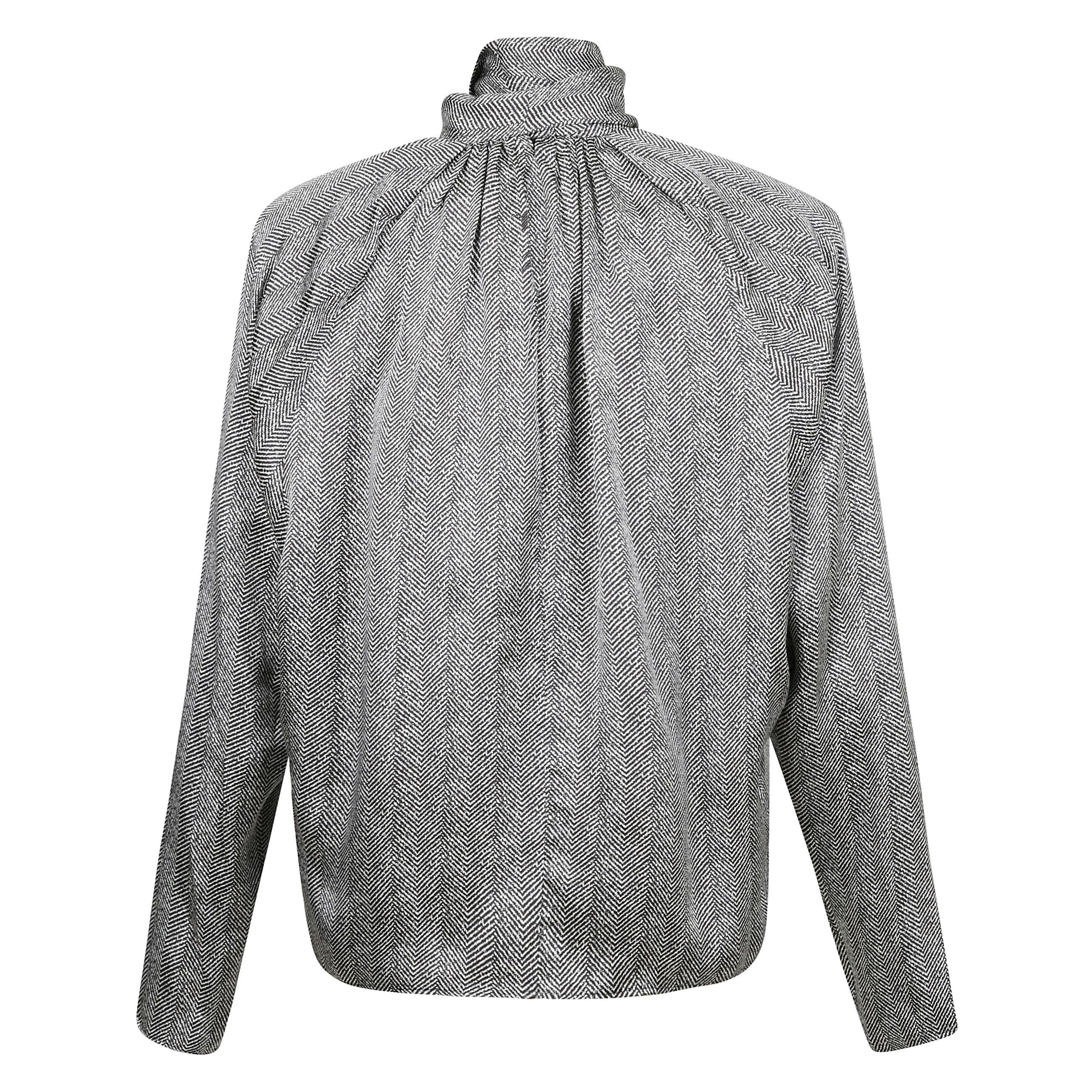 Il top rachel ha spallacci rimovibili. fare riferimento alle immagini per vederlo stilizzato in entrambi i modi.
il top rachel Ã¨ realizzato in un morbido e drappeggiato misto seta-rayon 21 mm con stampa a spina di pesce allover. questo separatore femmini