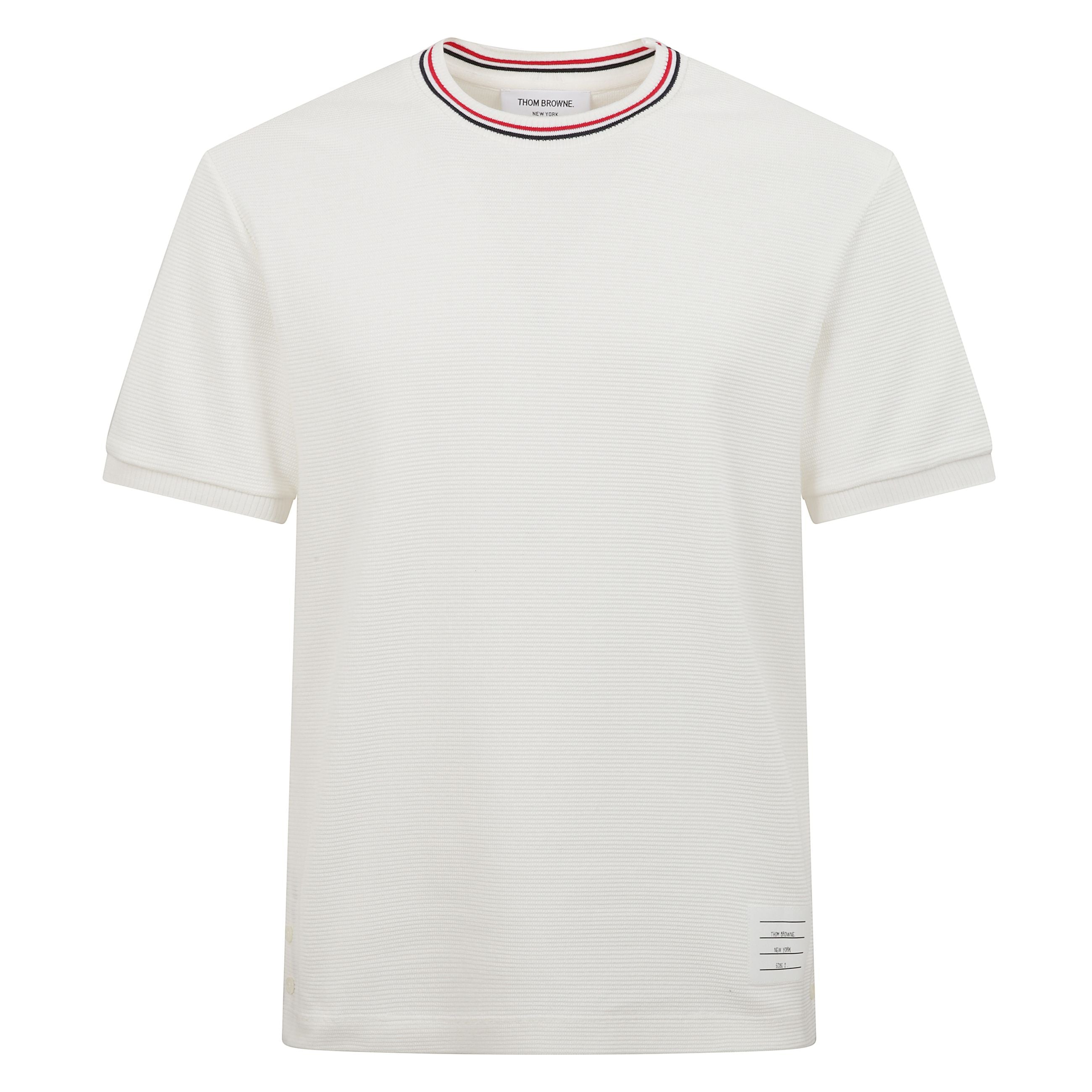 T-shirt in cotone a maniche corte. girocollo. maniche con orlo a costine. etichetta con firma thom browne vicino all'orlo frontale. passante in grosgrain a righe sul retro.