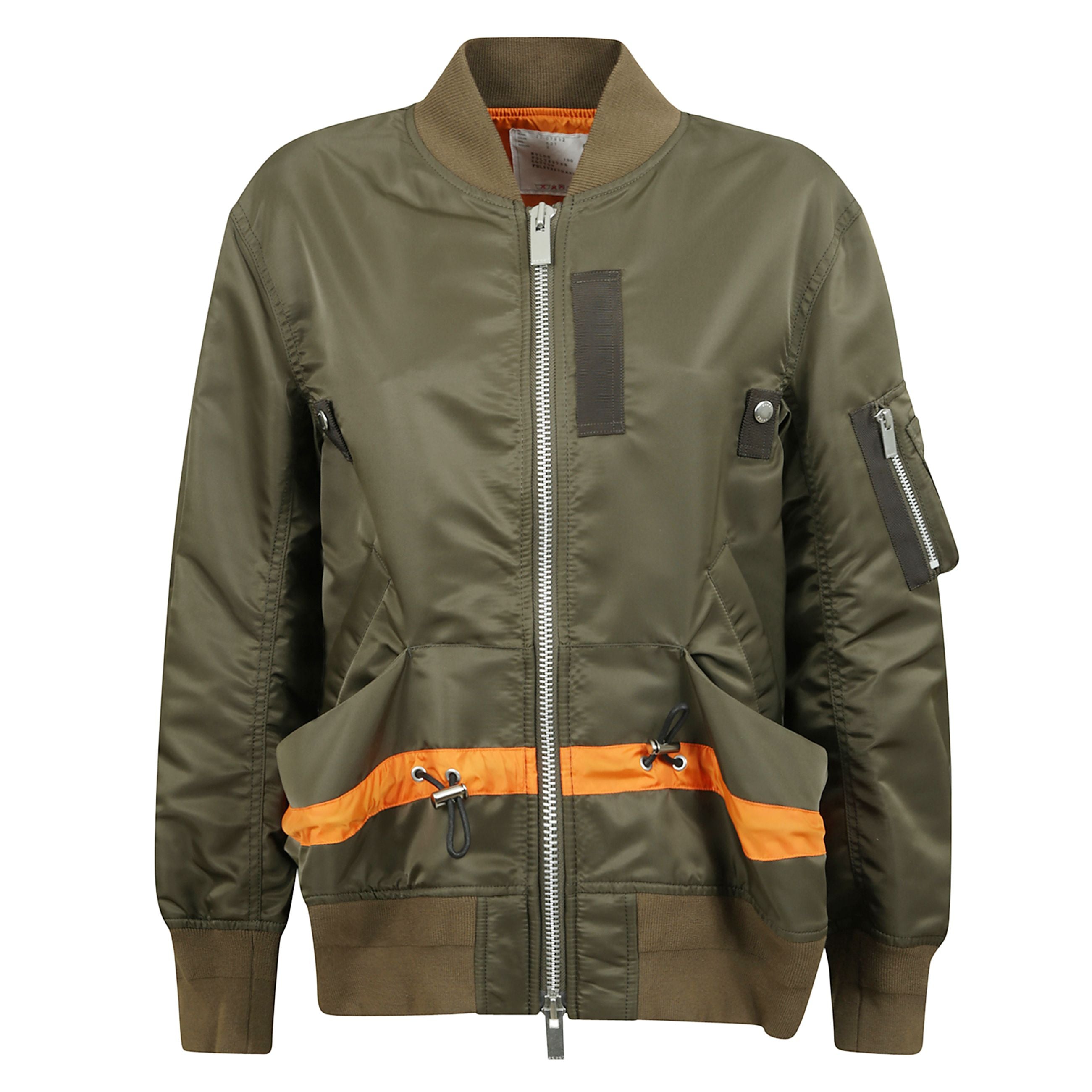 Bomber in tessuto lucido. orli e polsini a costine. tasche a filetto sul davanti e larga tasca a marsupio frontale. tasca sulla manica applicata con zip. coulisse sul fondo per regolazione vestibilitÃ .