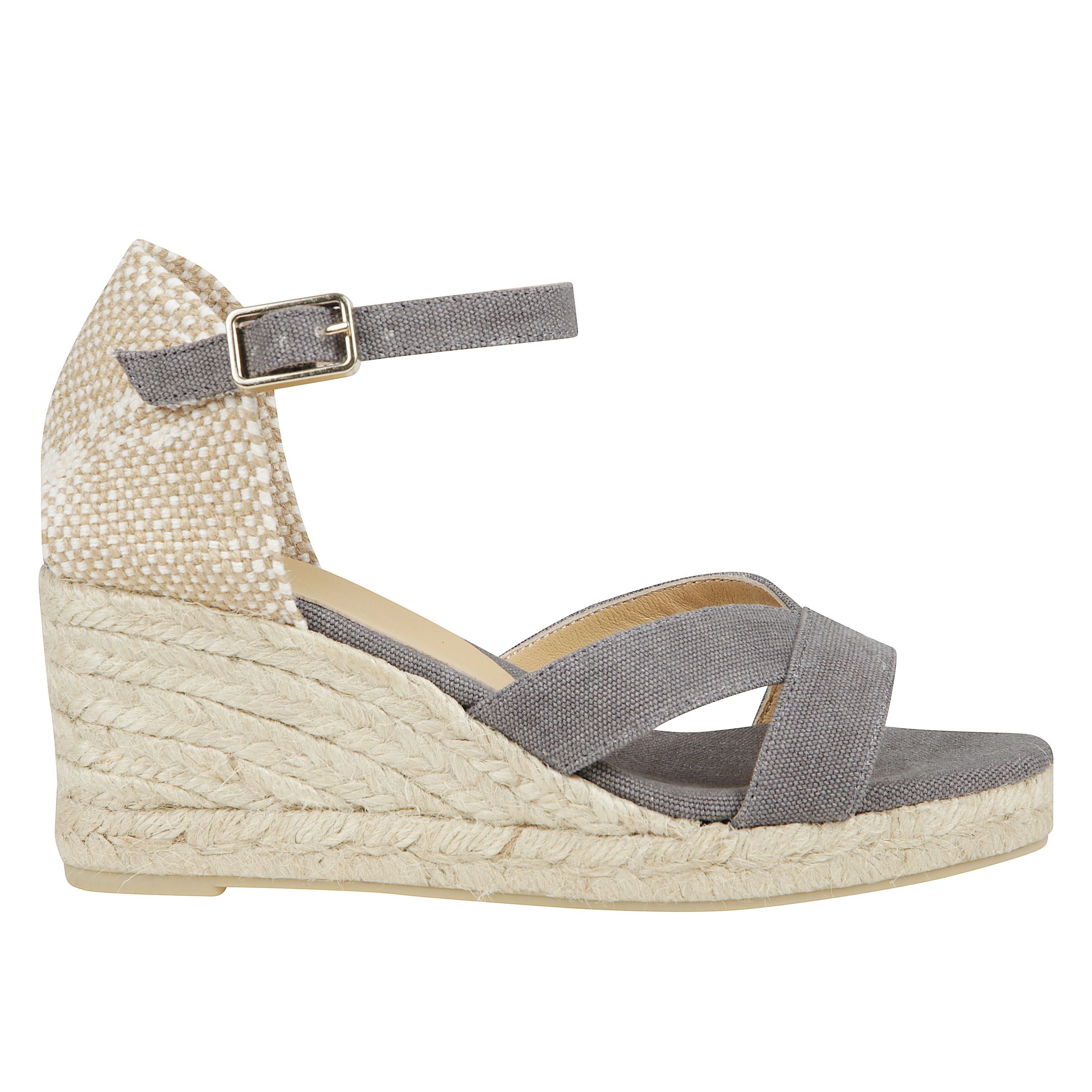 Sandalo bruna in cotone organico con chiusura a cinturino, soletta imbottita e scollo a v. zeppa in juta di 7 cm.