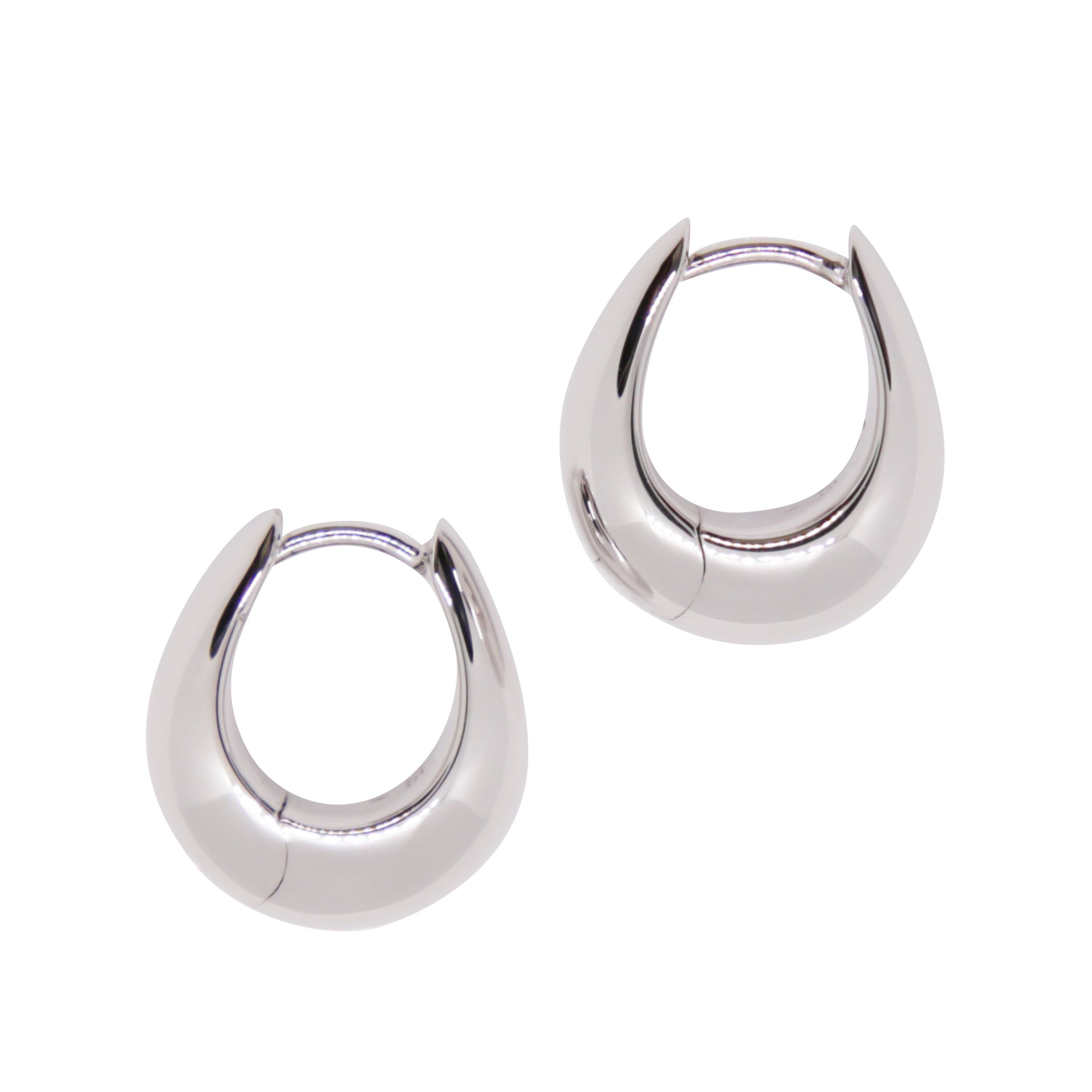 Un paio di orecchini a cerchio audaci e moderni.